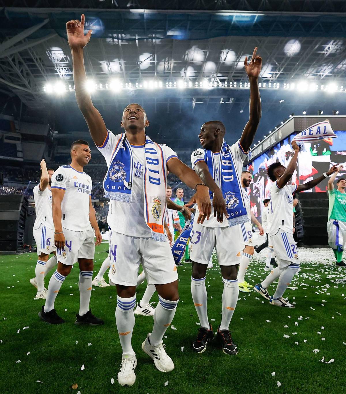 Las otras imágenes del festejo del Real Madrid: Homenaje brutal a Marcelo e Isco y la sorpresa que se llevó Bale