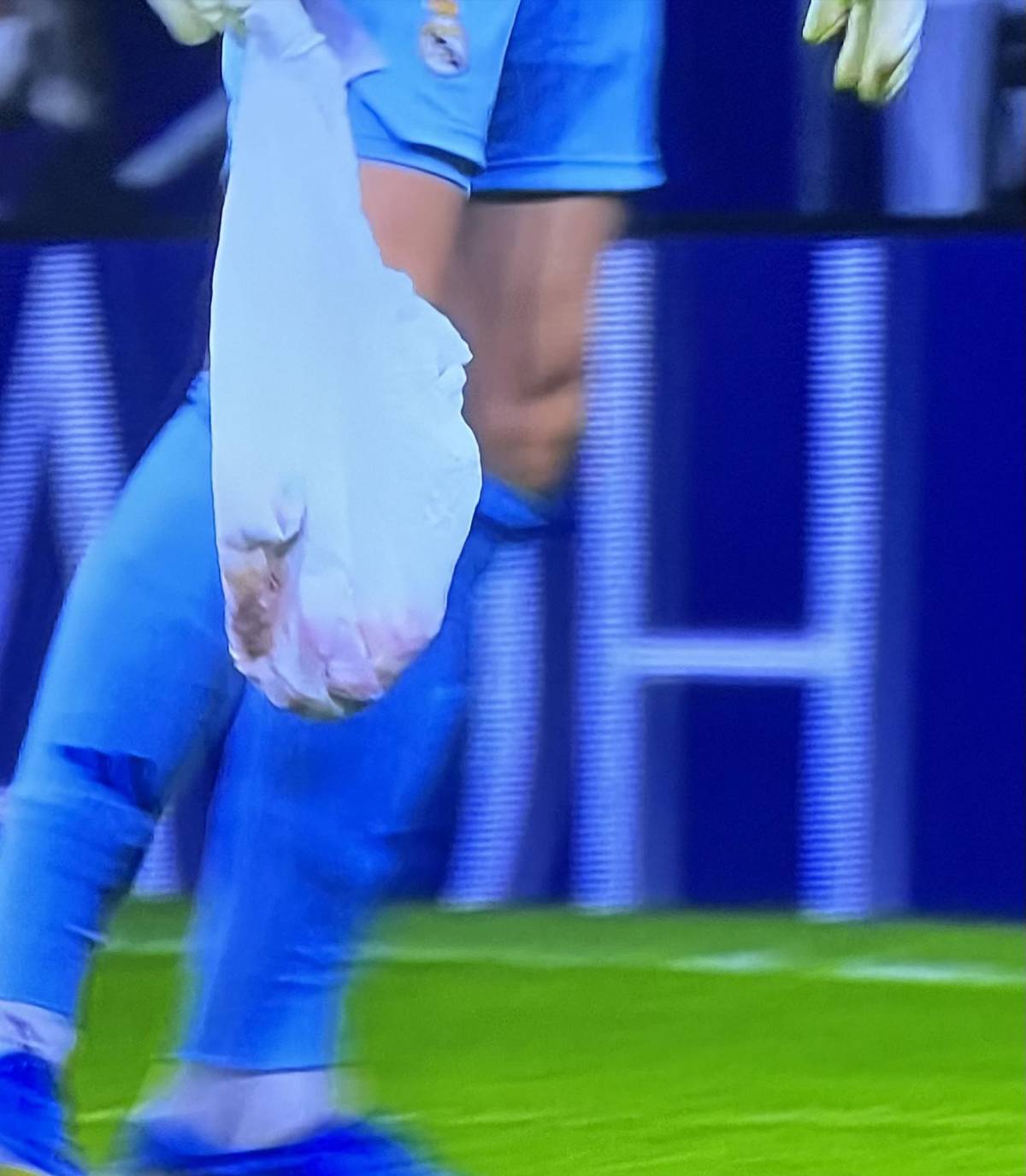 La bronca de Vinicius, revelan los objetos que tiraron a Courtois y la tristeza de Bellingham tras el Atlético - Real Madrid