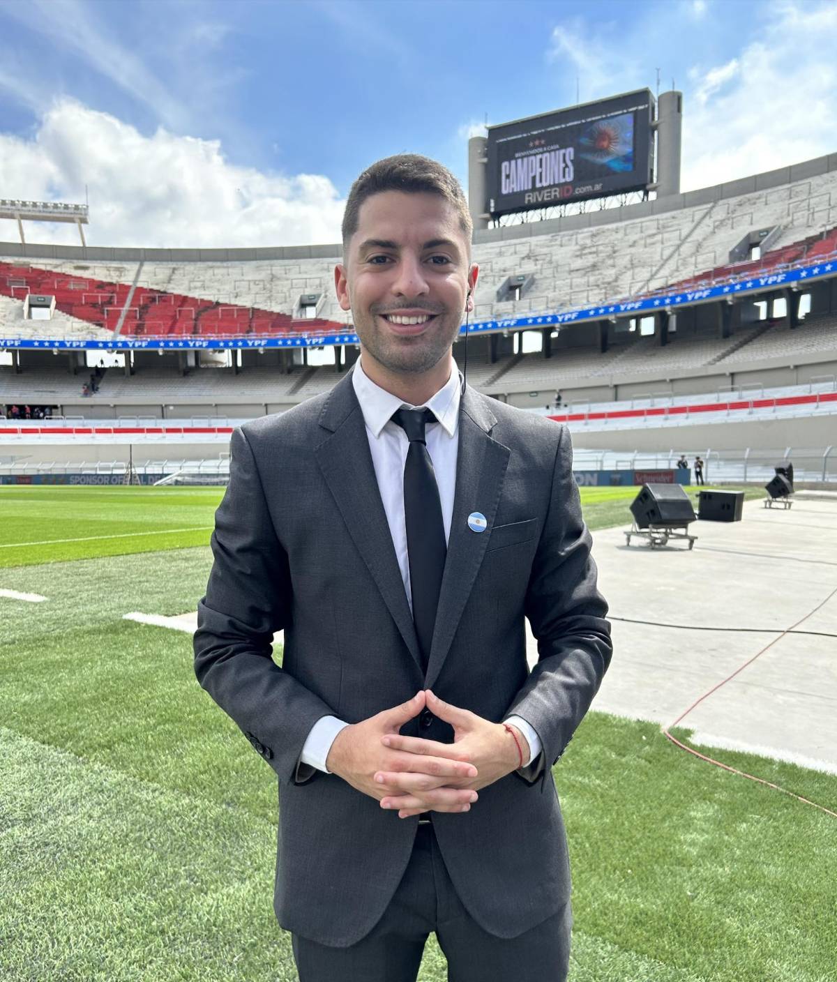 Demencia por Messi, estrambóticos tatuajes y las bellas chicas de Argentina en locura en las calles del Monumental