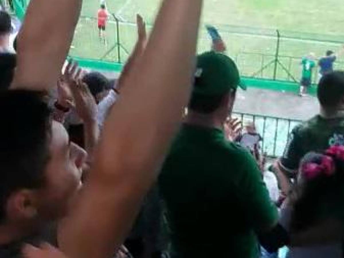 El sensacional festejo del hermano de Francisco Martínez tras el primer gol en Liga Nacional de su familiar.