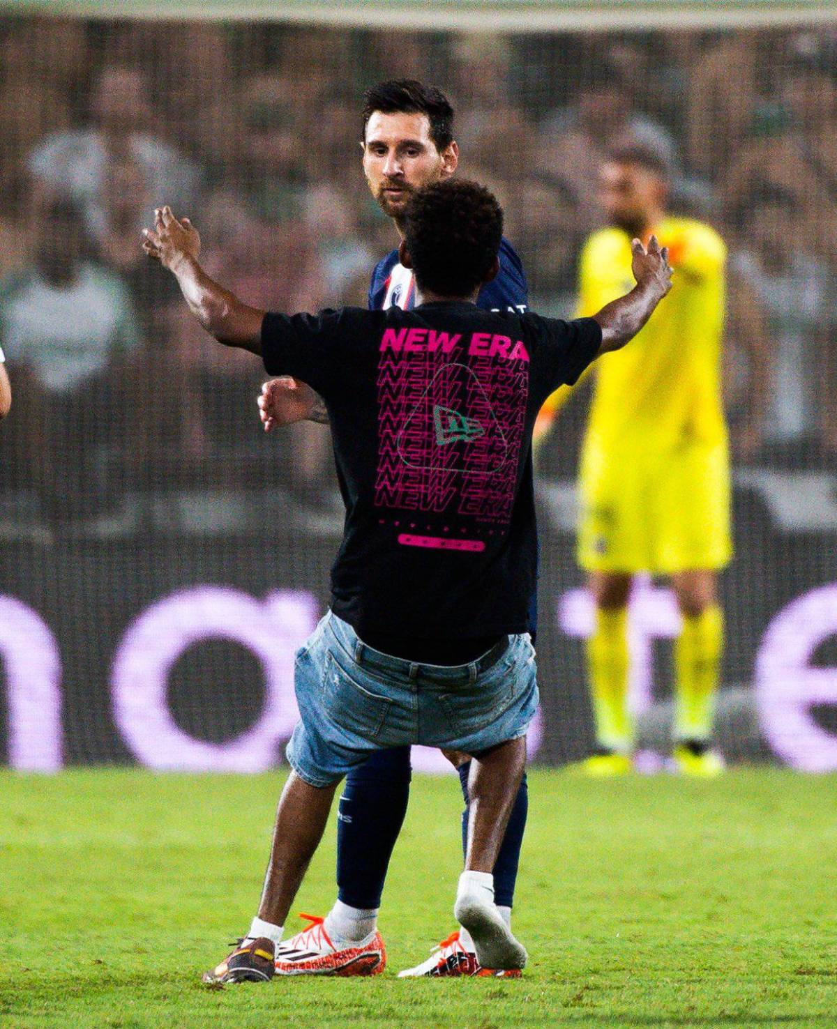 ¡Locura en Israel por Messi! Aficionado se salta al campo para abrazarlo y la reacción del argentino en el Maccabi Haifa-PSG