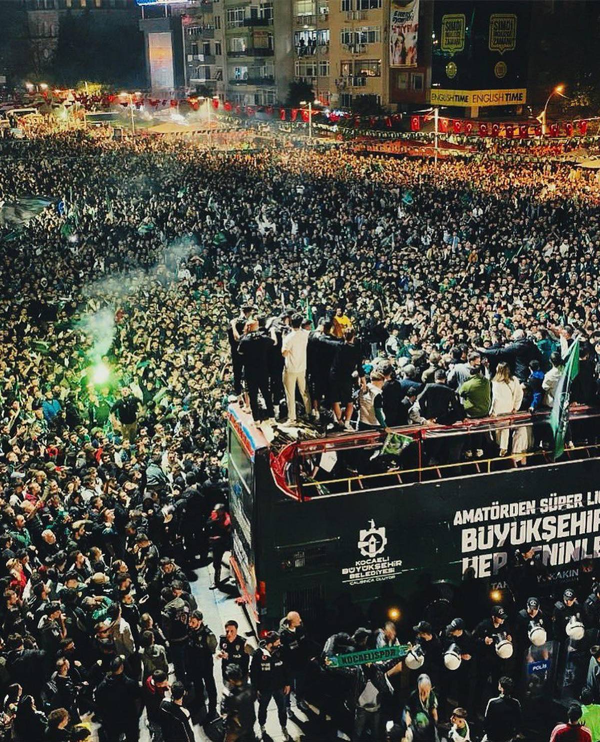 ¡Locura total! Rigo Rivas y Kocaelispor celebraron a lo grande el boleto a la primera división