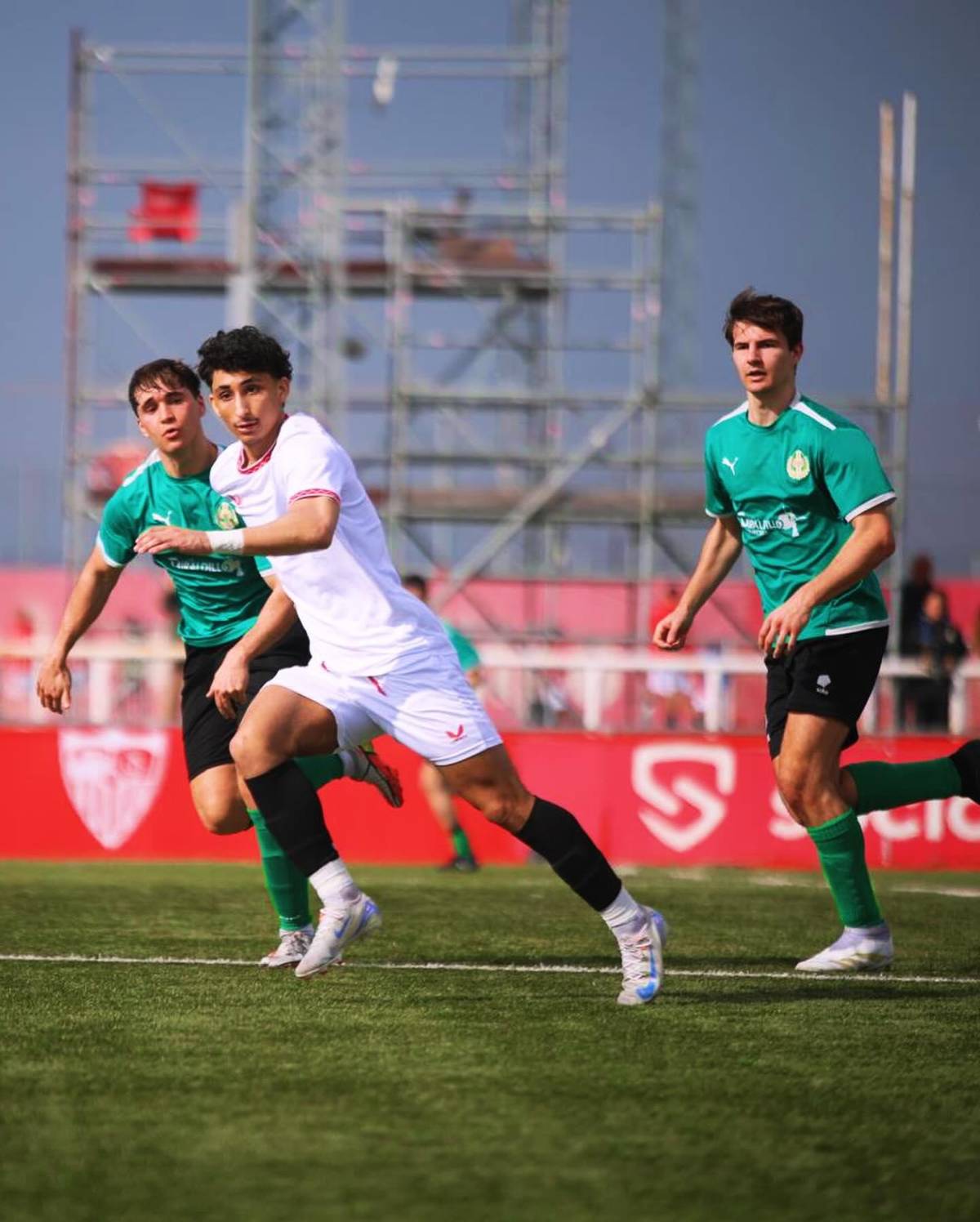 El hondureño que se abre camino en las reservas del Sevilla en España y que entrenó en clubes de Premier League