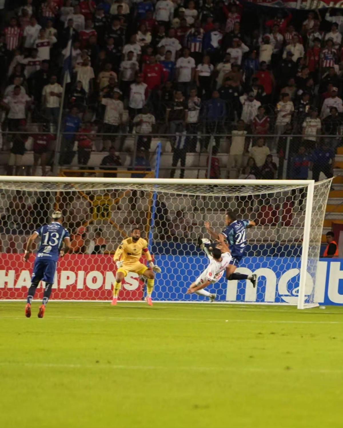 La desgarrada imagen de Bennett, otro error de Menjívar y las leyendas