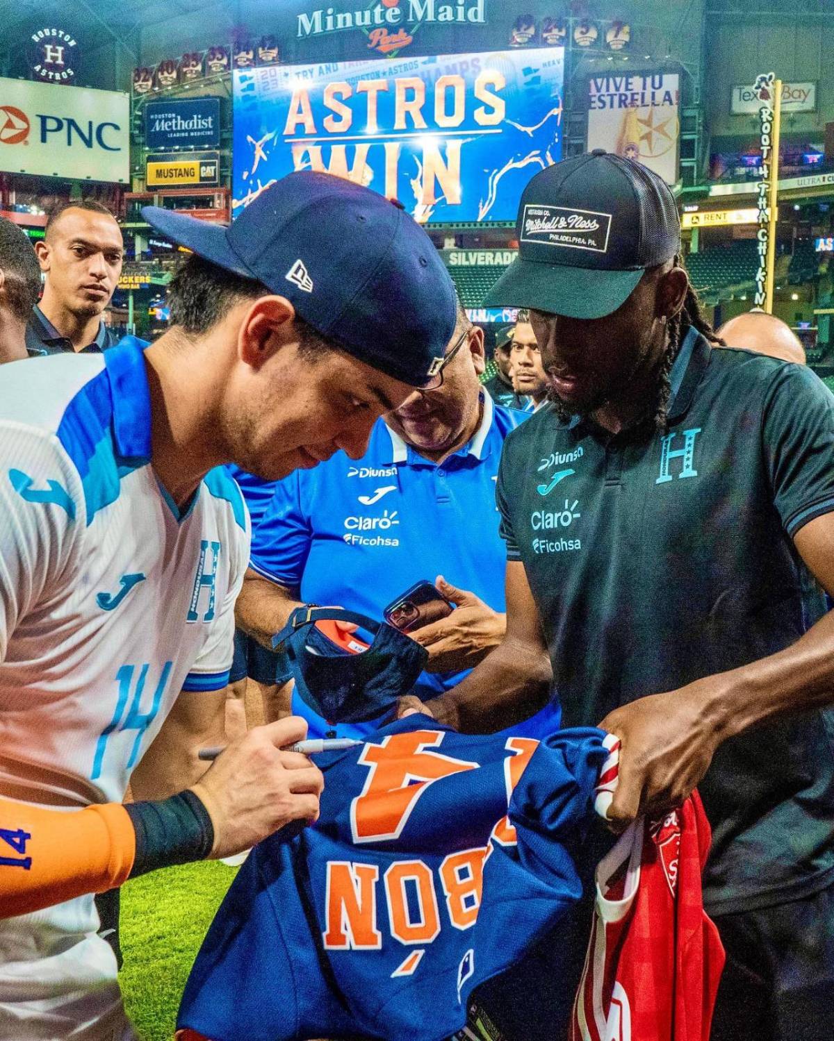Así disfrutaron los jugadores de la Selección de Honduras junto a Mauricio Dubón en el Minute Maid Park; hubo regalo especial