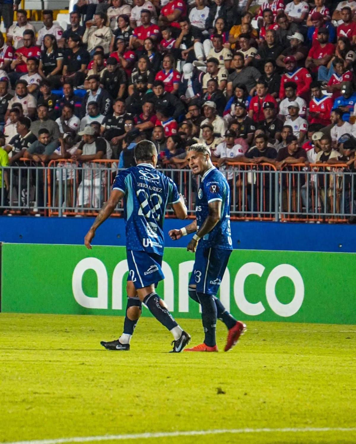 La desgarrada imagen de Bennett, otro error de Menjívar y las leyendas