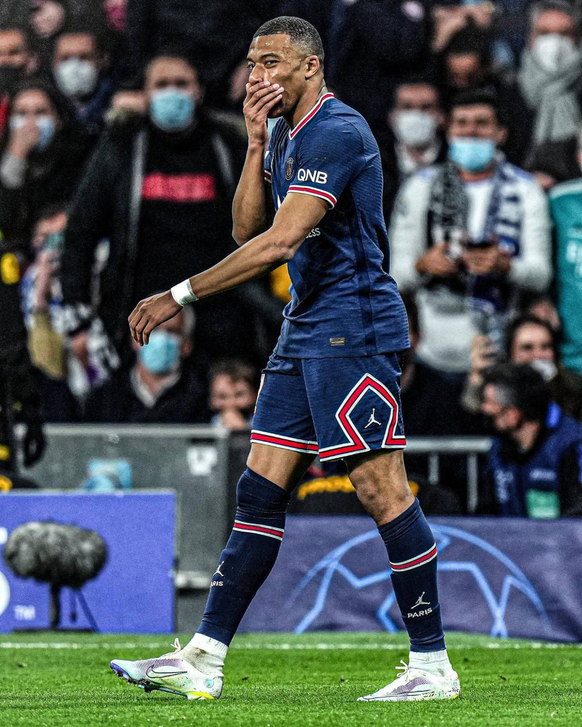 FOTOS: Messi totalmente hundido, Alaba consuela a Mbappé y el tremendo beso de Benzema a Vinicius tras eliminar al PSG