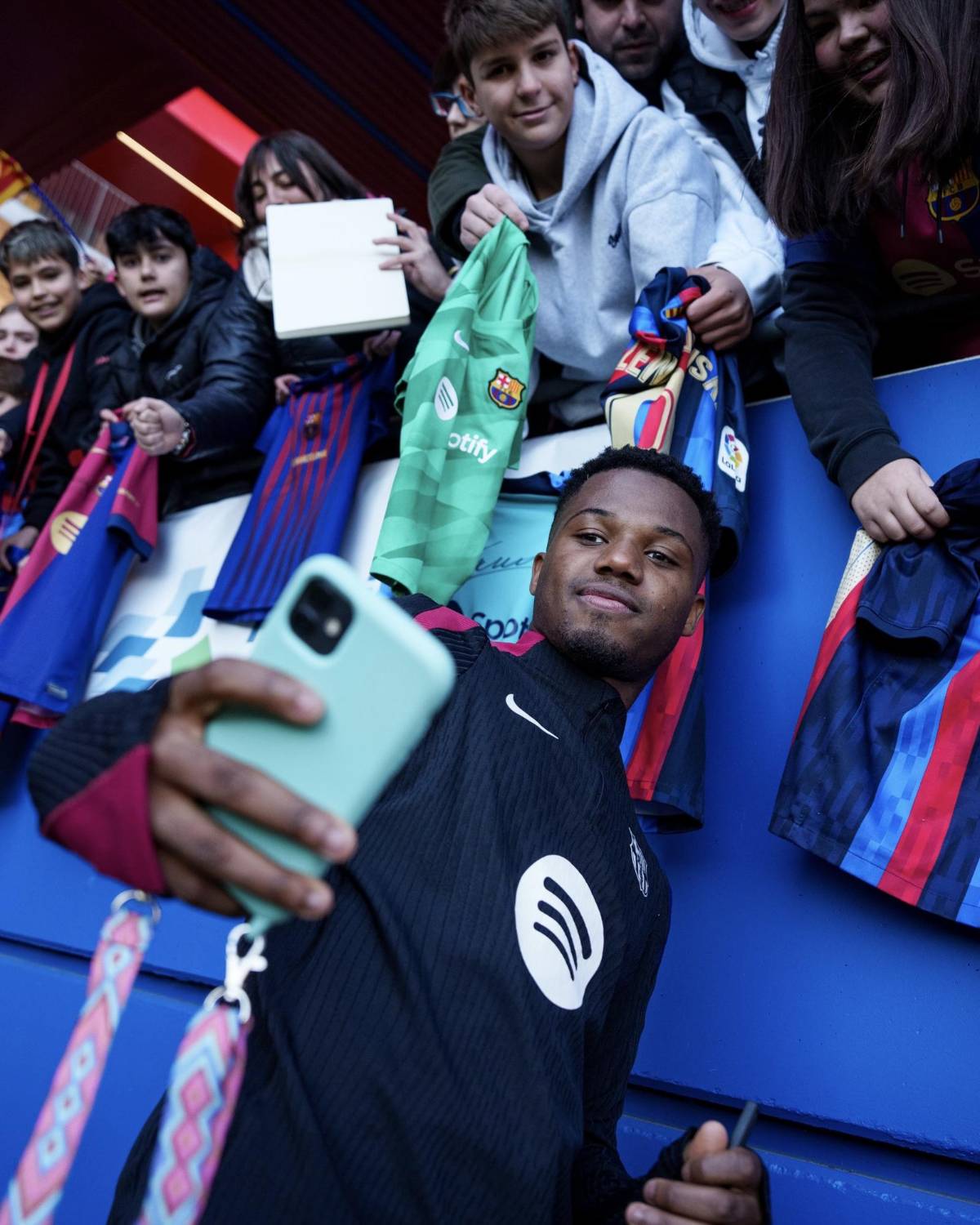 Así fue el entreno del Barcelona a puertas abiertas: comunión con los aficionados de cara al 2025