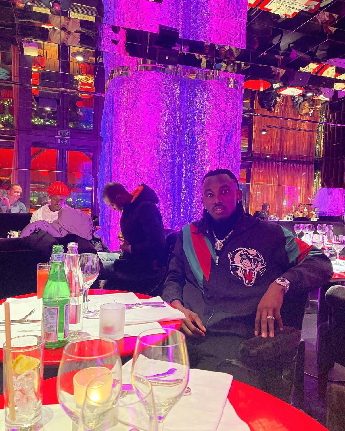 ¡Paseos, amigos y el auto que conduce! Así es la vida del hondureño Alberth Elis en Burdeos