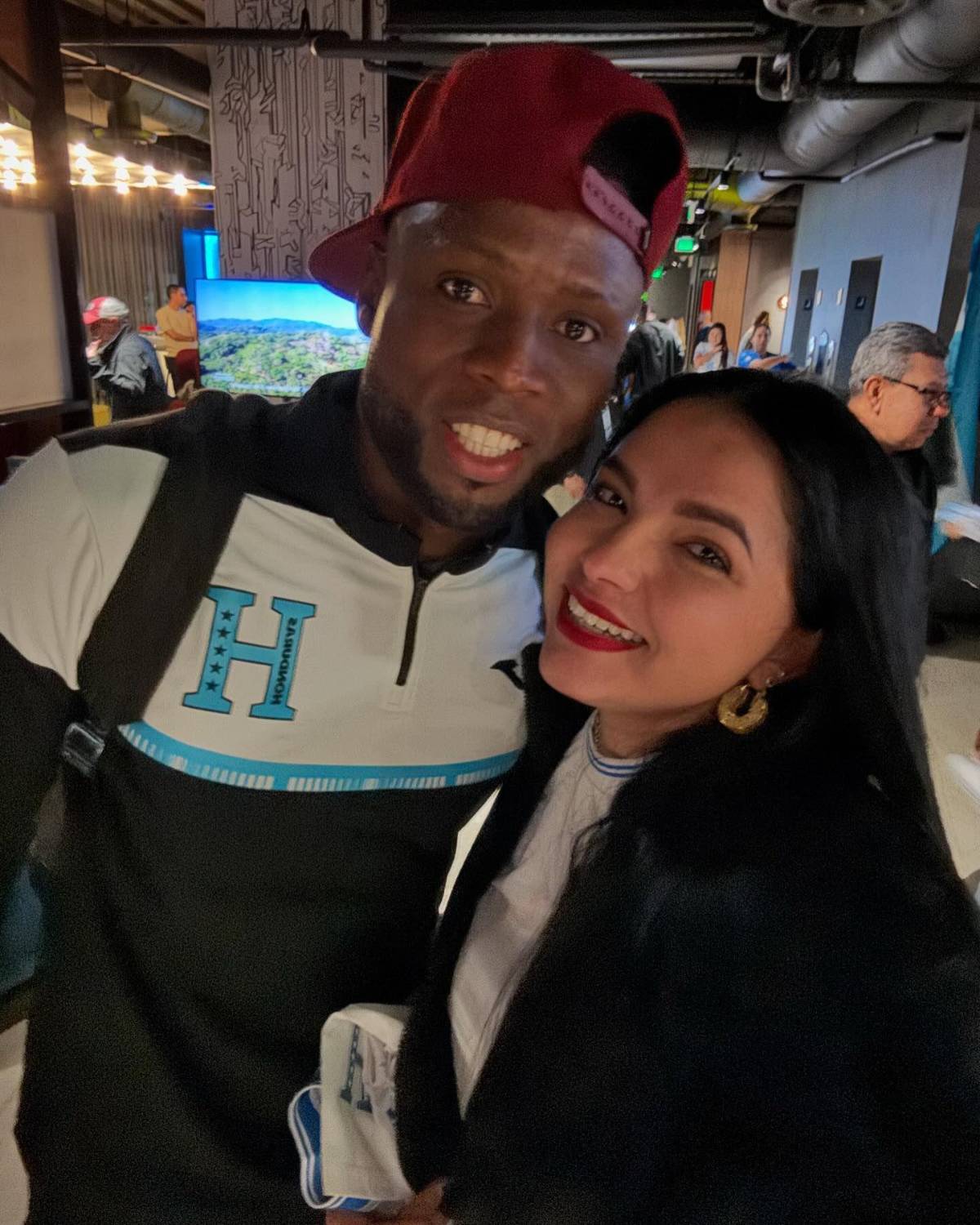 Yustin Arboleda tuvo debut destacado con Honduras frente a México, agarrón con dos jugadores y se le vio bien acompañado