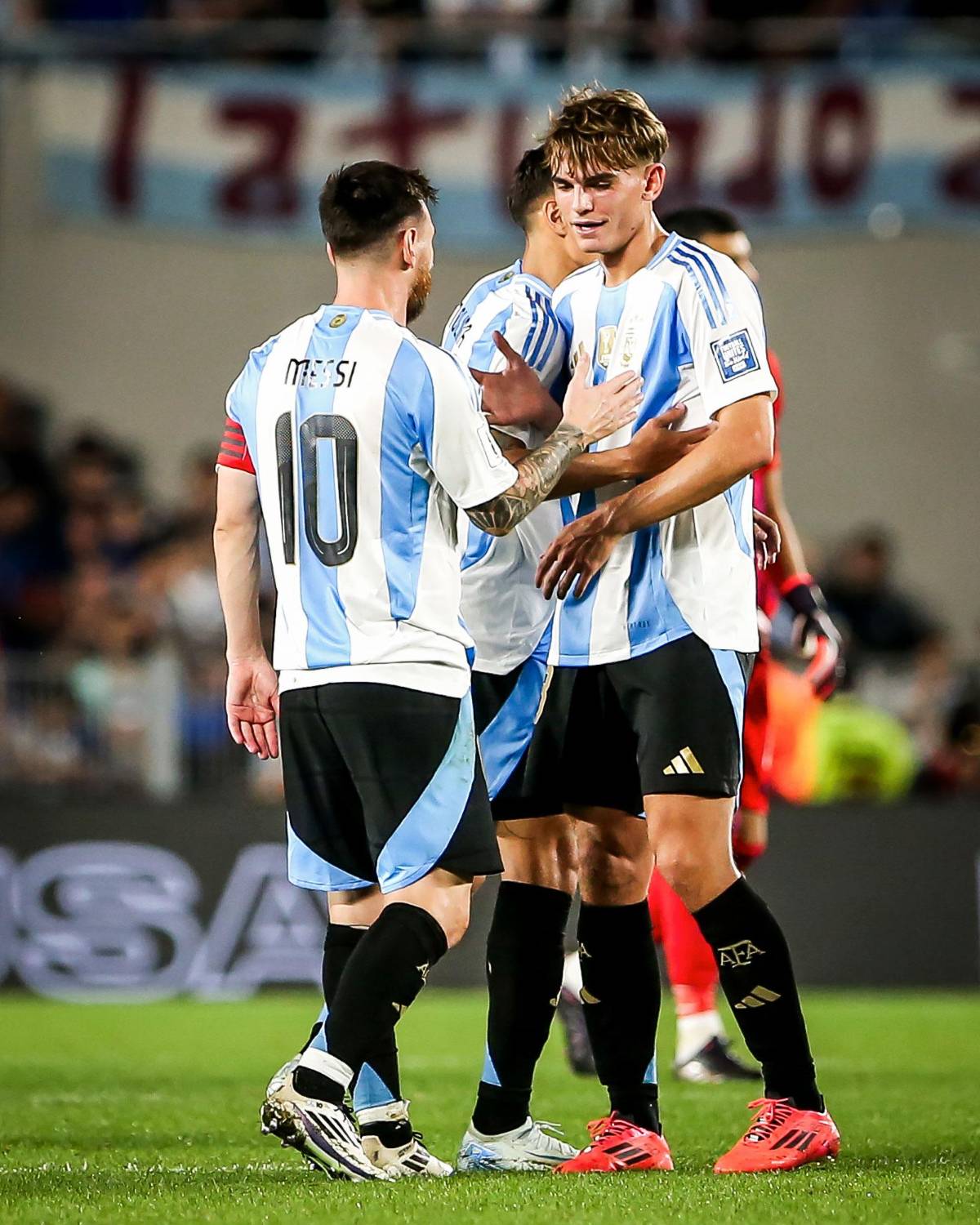 El famoso streamer que logró su foto con Messi y el chico de 20 años que debutó con Argentina y sorprendió a Leo ante Bolivia