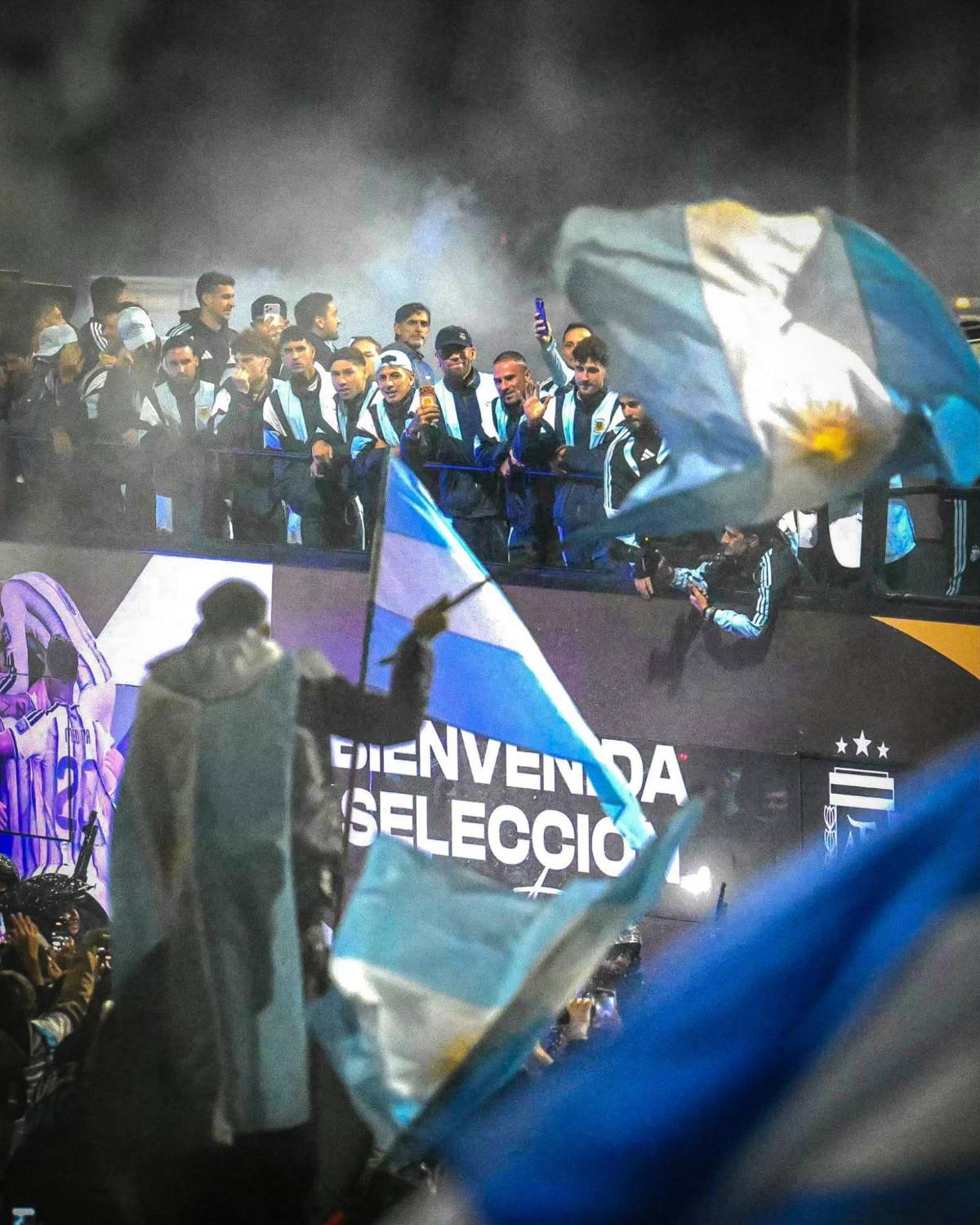 ¿Y Messi? Con la Policía, gran show y la alfombra roja en el regreso de Argentina