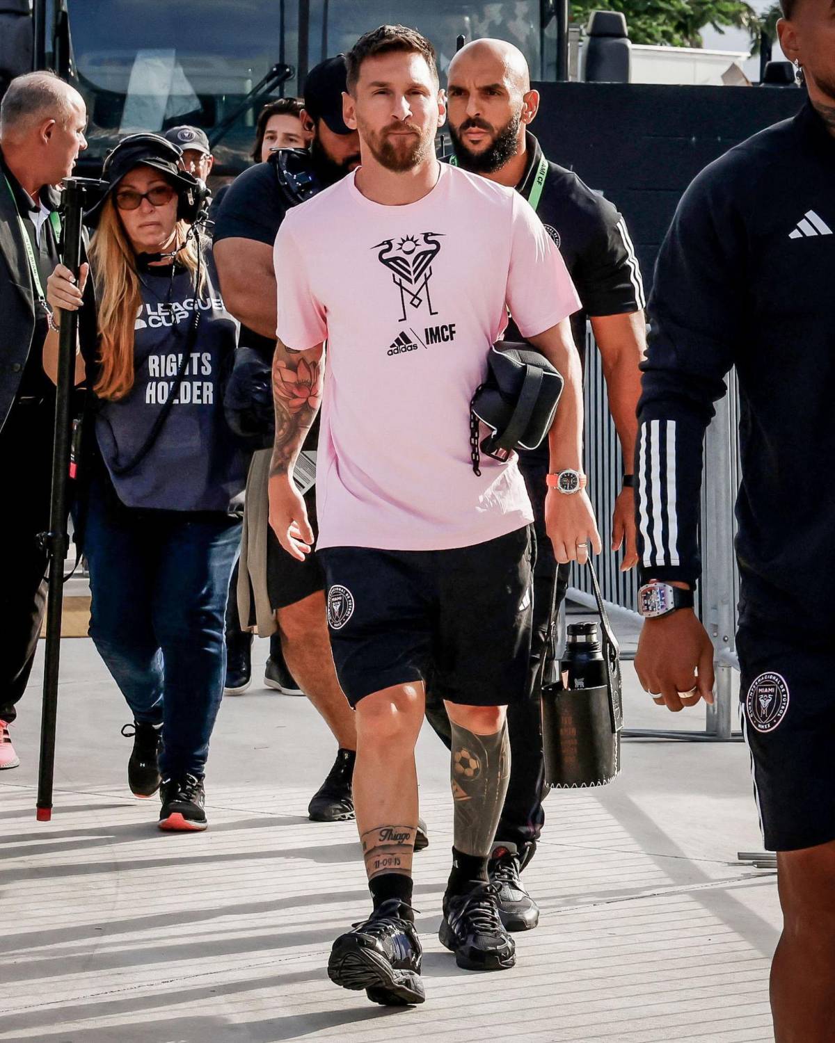 Curiosas banderas de Messi, histórica foto del Inter Miami, invitado especial y las enormes filas previo al debut del “10” en la Leagues Cup