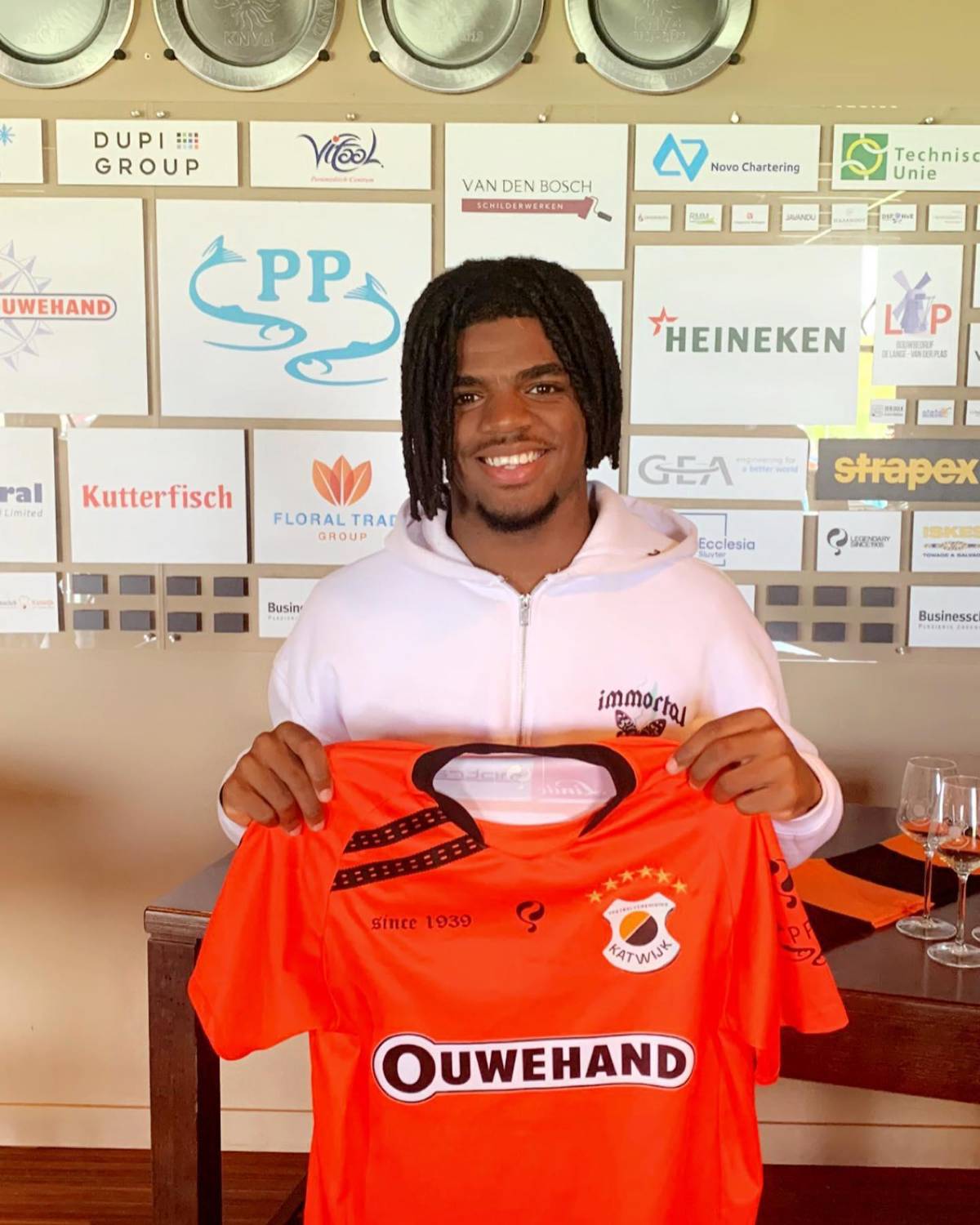 FICHAJES: Motagua va por goleador, Parrillas One anuncia DT argentino, Policía Nacional ficha y Gabriel Araújo es noticia