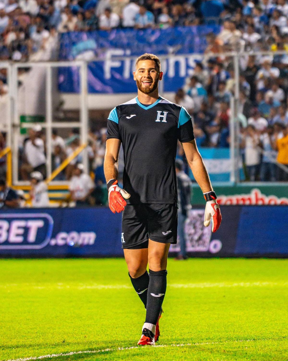 La Megan Fox hondureña que le robó el corazón a futbolista y lo sorprendió en pleno juego ¿A qué se dedica?