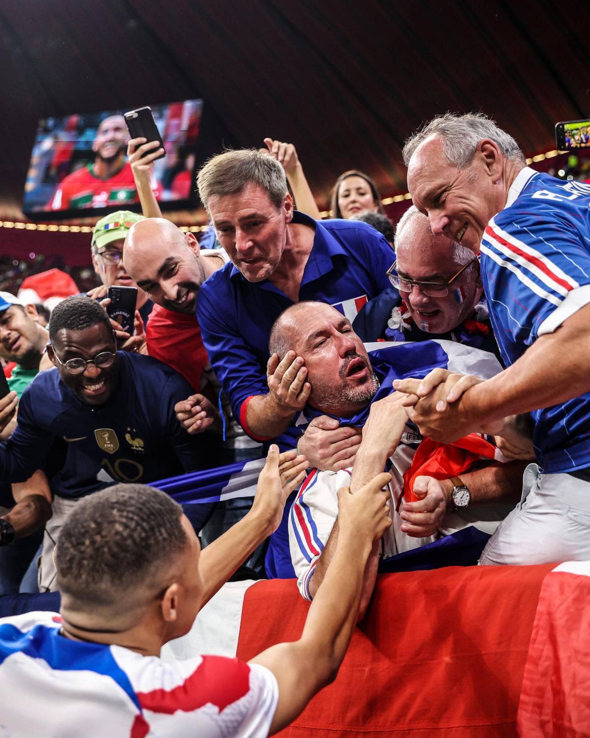 El tremendo gesto de Mbappé, Hakimi y Ziyech destrozados; el que fue sacado del estadio y el festejo del presidente de Francia