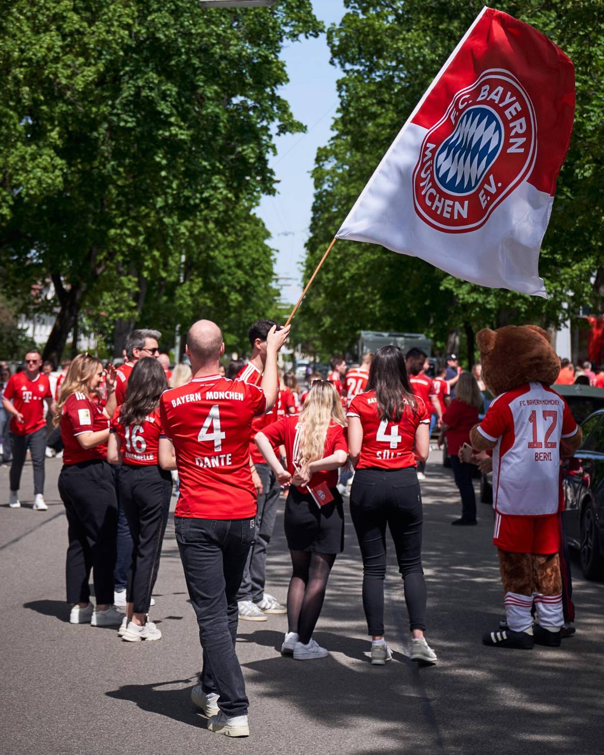 Bayern Munich-Ral Madrid: El ambiente de Champions de los aficionados en Alemania y Florentino Pérez visitó a su equipo