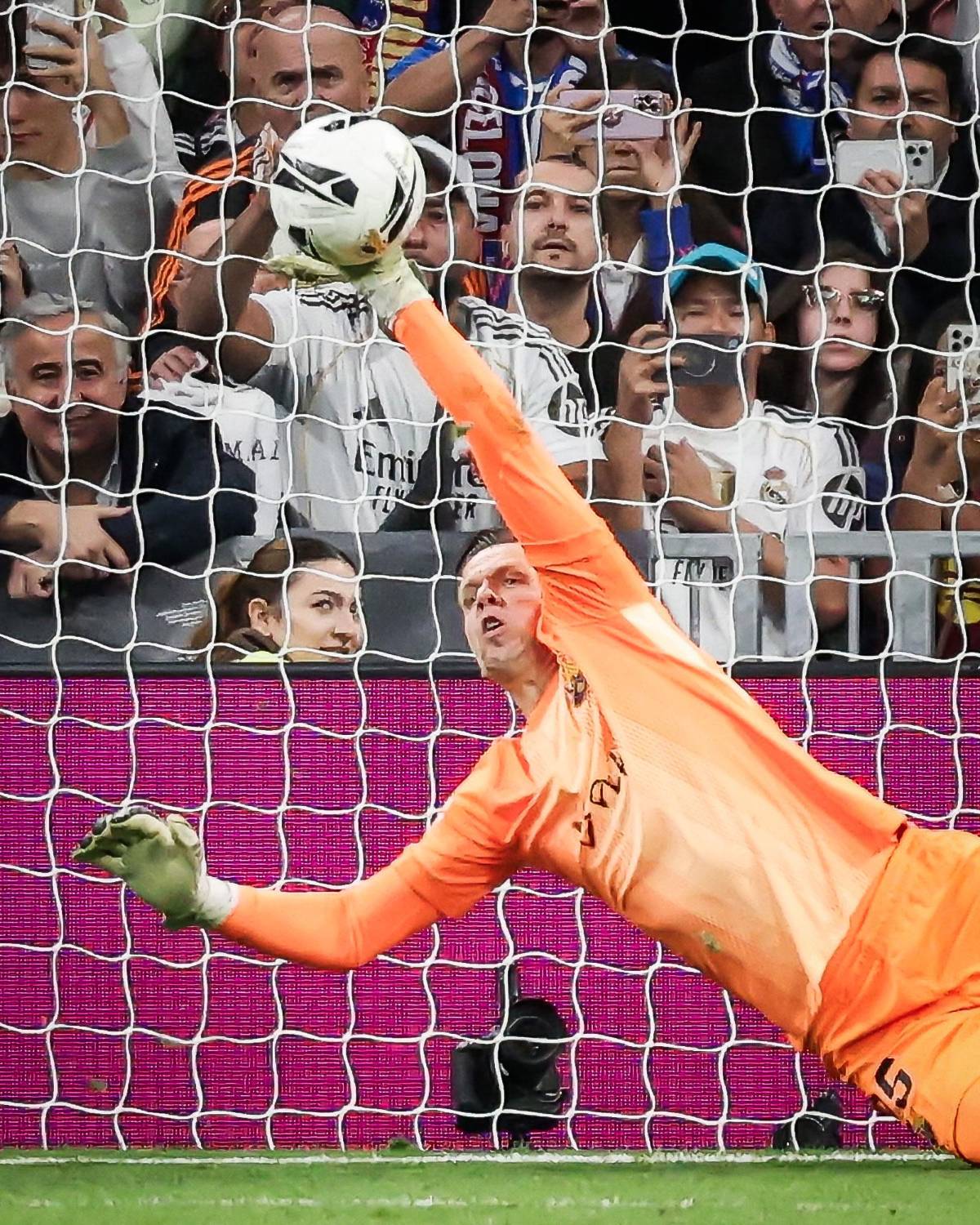 Barrida en Barcelona y el que Flick no quiere ni ver tras el fracaso en Champions League: 8 se van y los fichajes