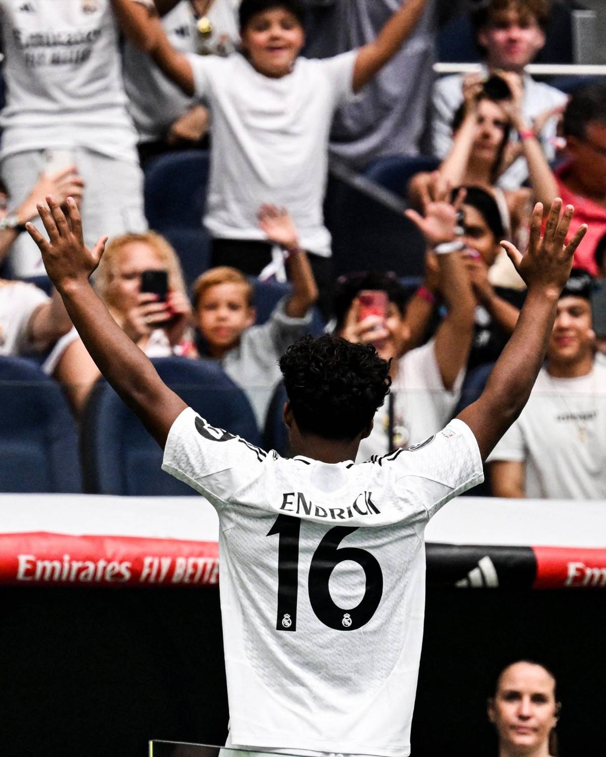 La emotiva presentación de Endrick en Real Madrid: la razón de sus lágrimas y así fue captada su hermosa novia