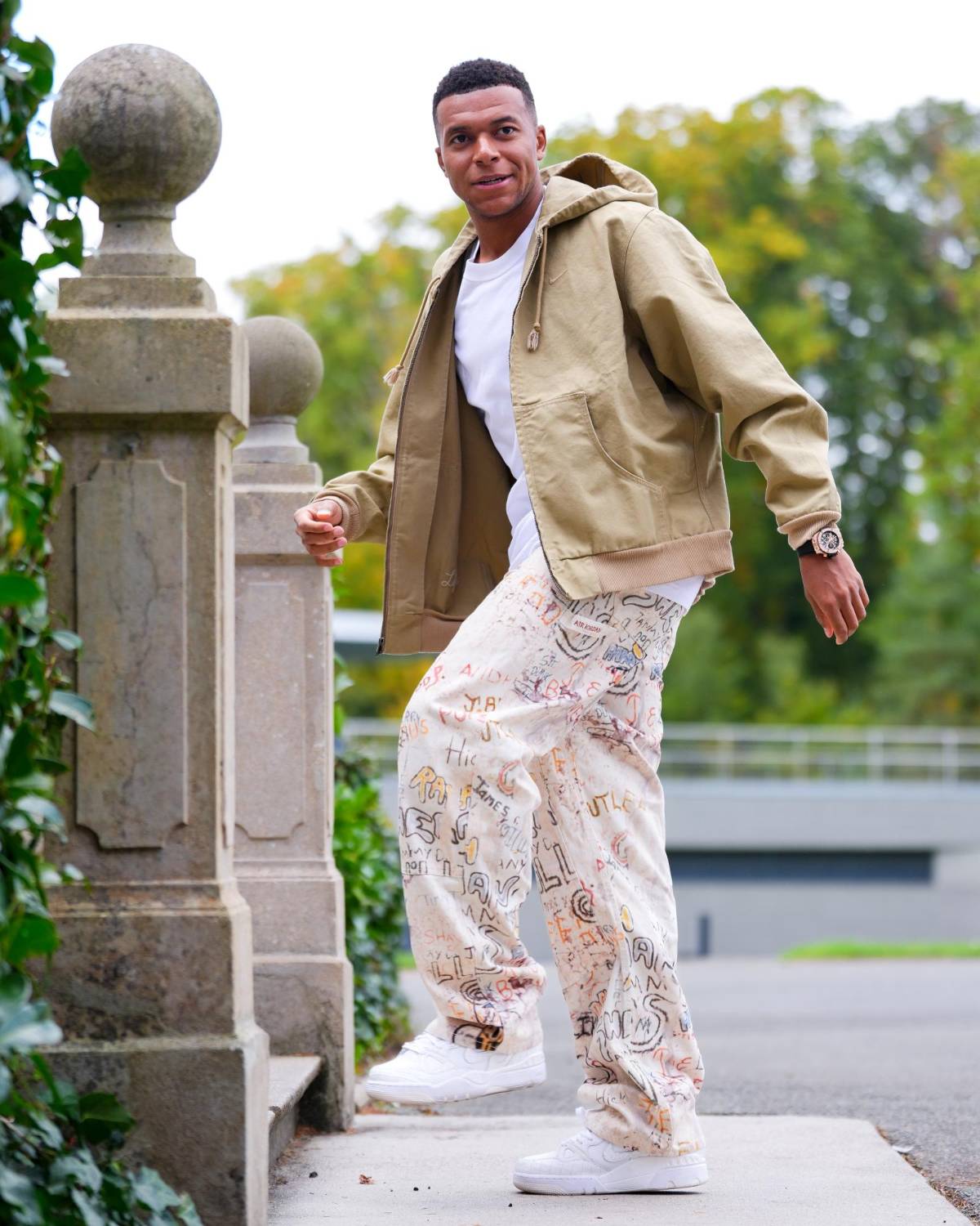 Camavinga superó a Koundé y agita las redes: así llegaron los jugadores de Francia y el look de Mbappé