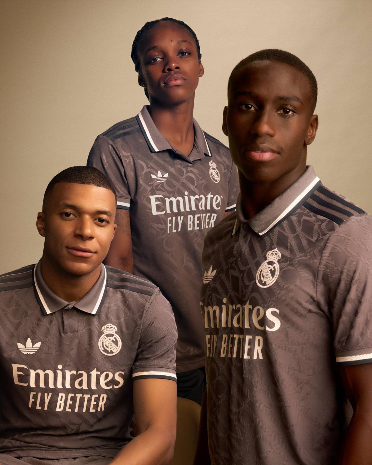 Lo presenta con Mbappé y una leyenda: Así es el tercer uniforme del Real Madrid para la temporada 2024-25