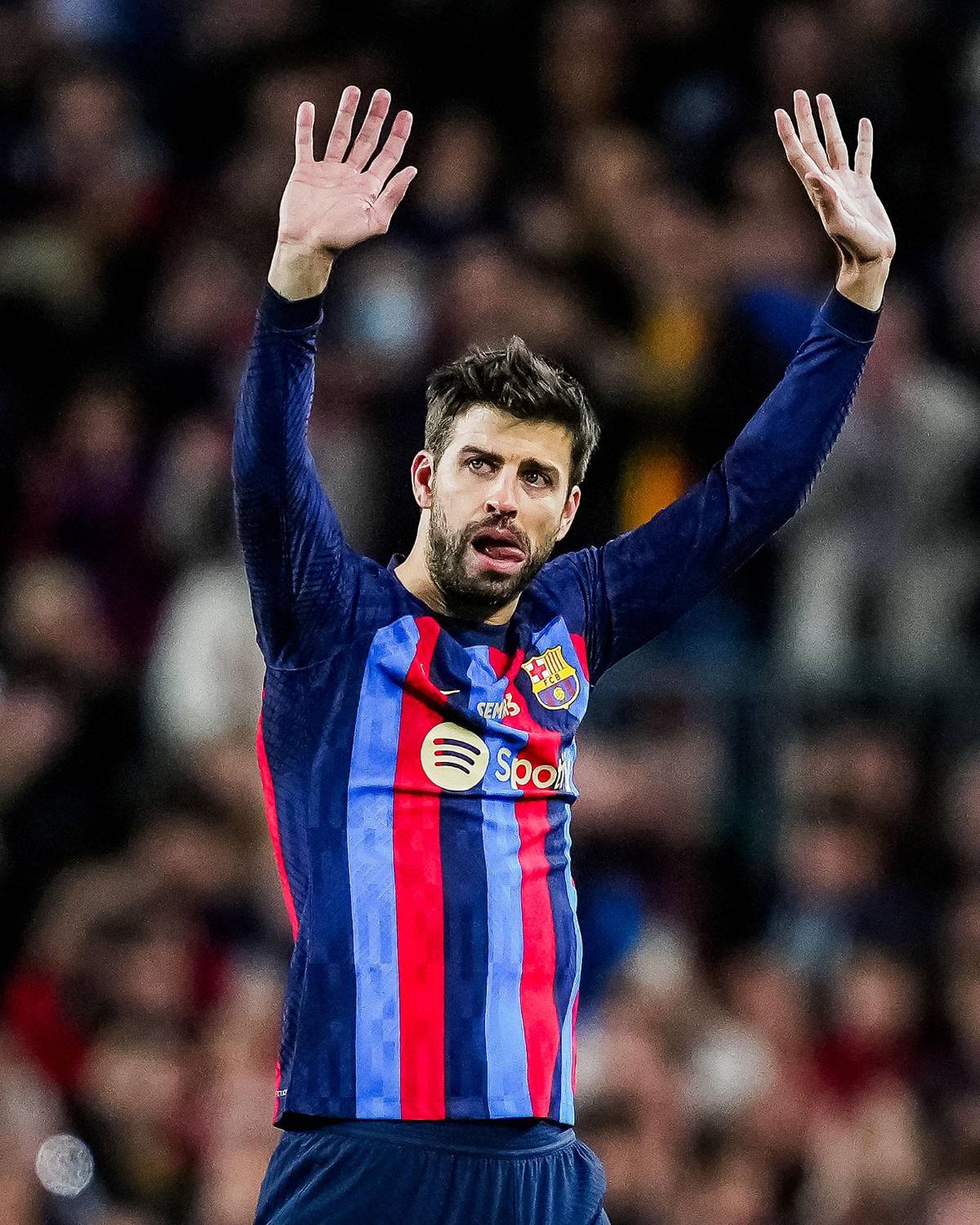 Con sus hijos, entre lágrimas y hasta le llevaron flores: la última noche de Piqué como jugador del Barcelona en el Camp Nou