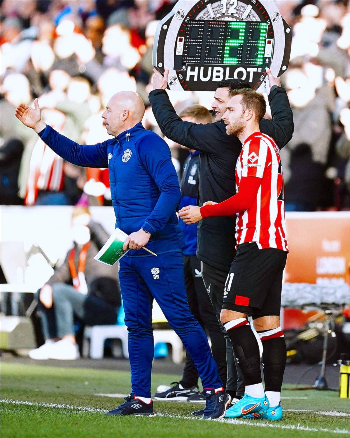 Así fue el mítico regreso de Eriksen luego de estar muerto cinco minutos debido a un paro cardíaco; ovación y el dorsal que eligió