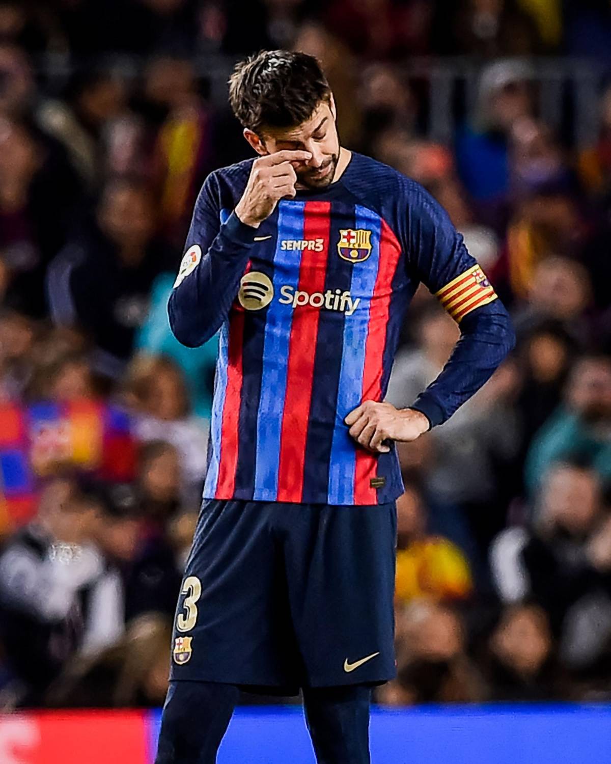 Con sus hijos, entre lágrimas y hasta le llevaron flores: la última noche de Piqué como jugador del Barcelona en el Camp Nou