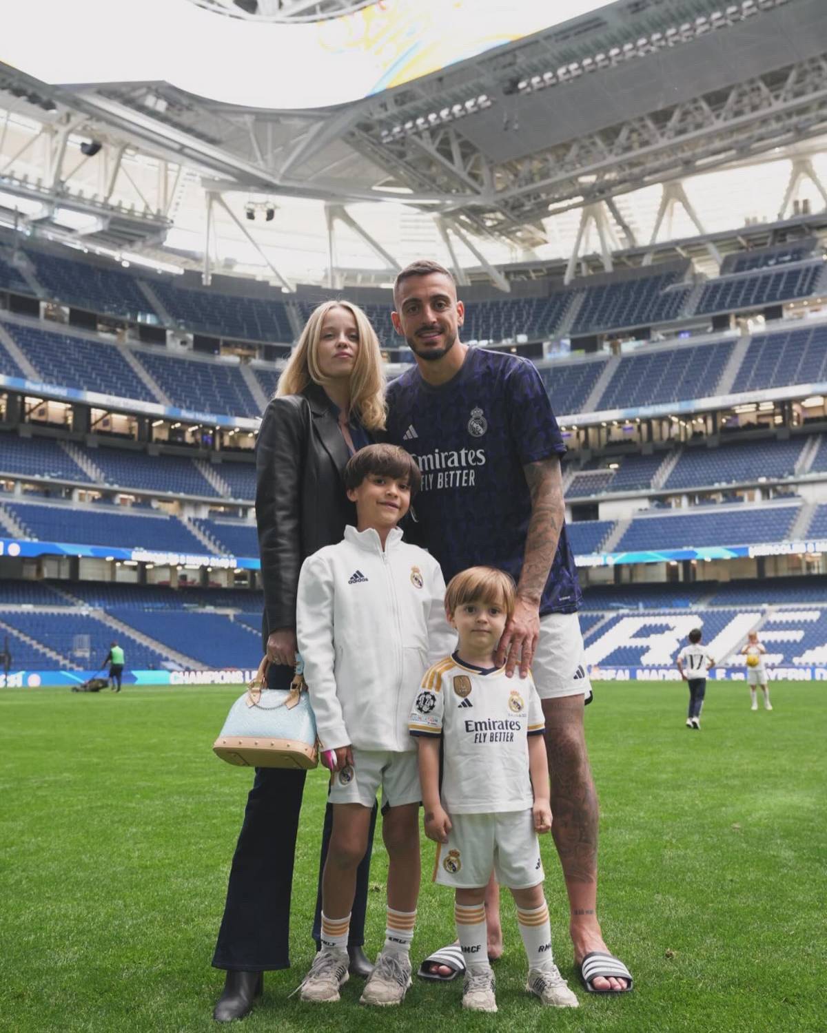 Bellingham con su madre y Rodrygo desde el carro: así celebraron los jugadores del Real Madrid el título de LaLiga
