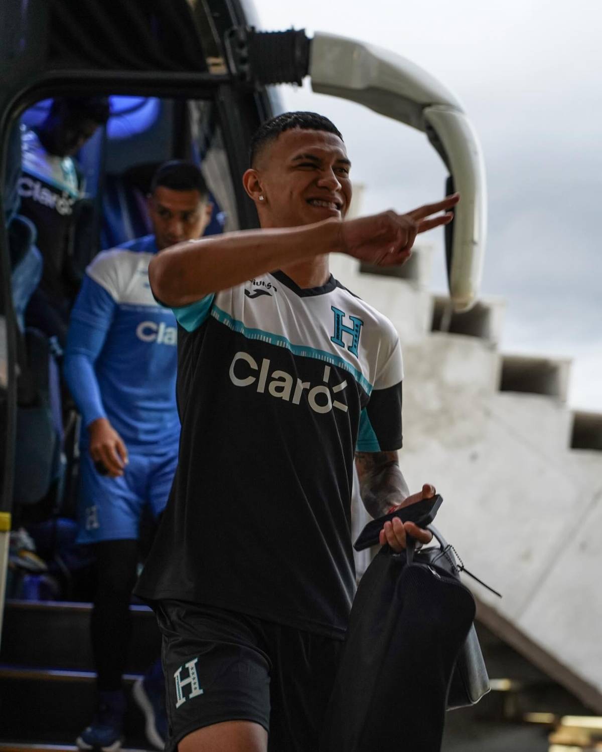 Nuevas caras y bajo una fuerte lluvia: Así fue el entrenamiento de la Selección de Honduras en el estadio Nacional