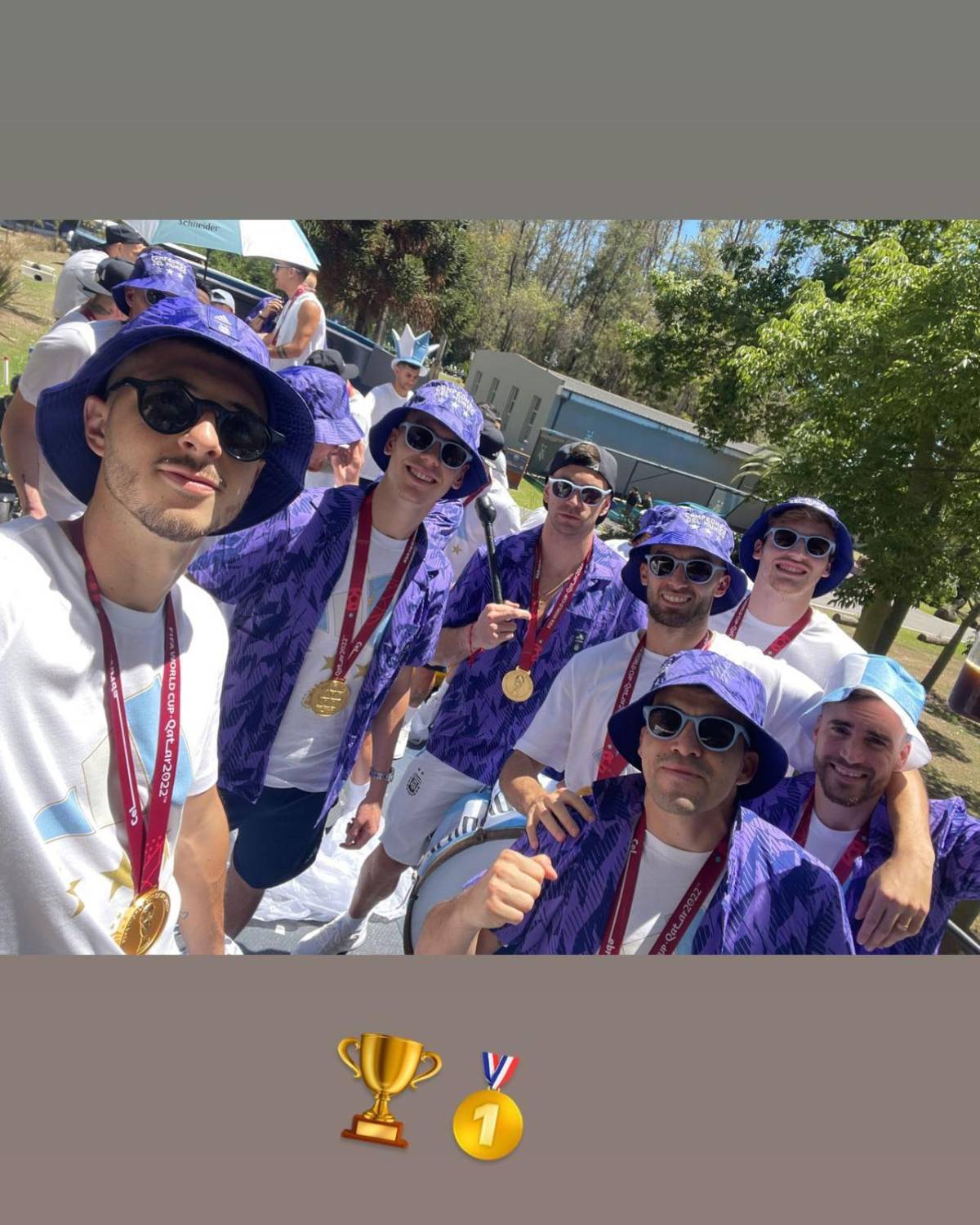 Cinco millones en la caravana de Argentina: Messi bebiendo alcohol, polémica foto de Otamendi y propuestas indecentes