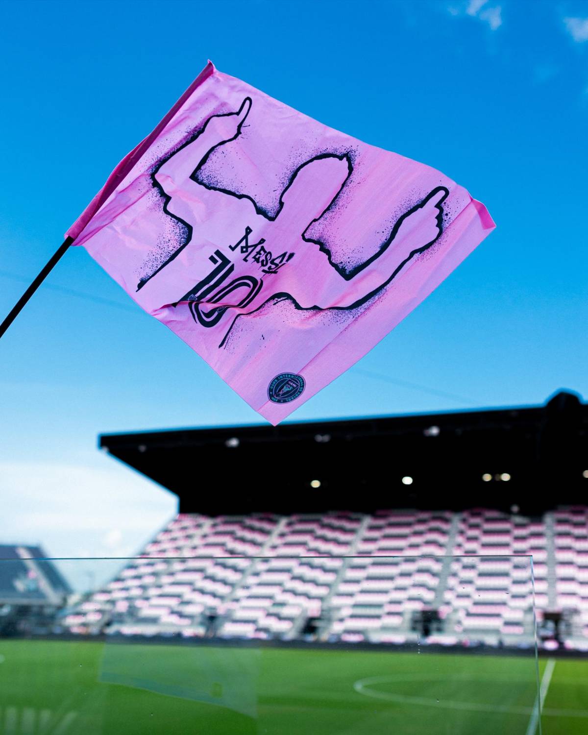 Curiosas banderas de Messi, histórica foto del Inter Miami, invitado especial y las enormes filas previo al debut del “10” en la Leagues Cup