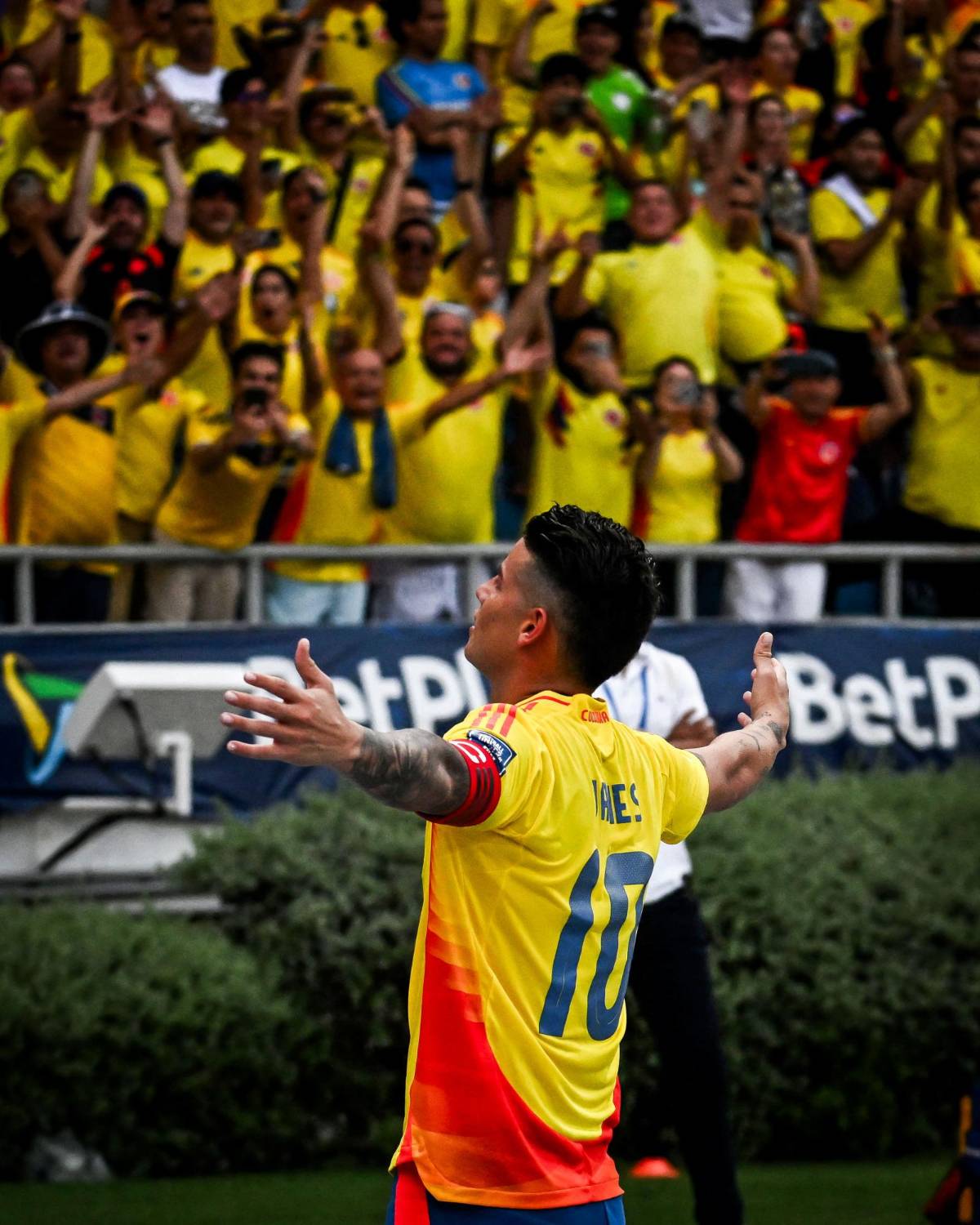 No se vio por TV: La colombiana que se encueró en las gradas, la tristeza de Argentina y la bajeza del Dibu Martínez