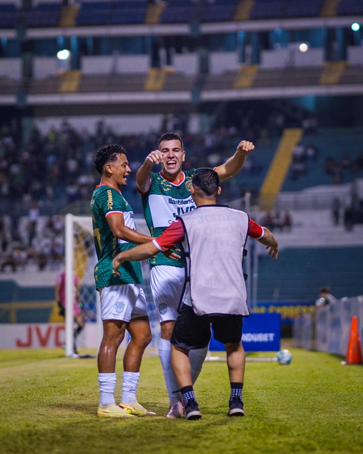 El gran debut del joven portero, la locura de Alexy Vega, el error de Messiniti y lindas edecanes brillaron en el Marathón vs Platense