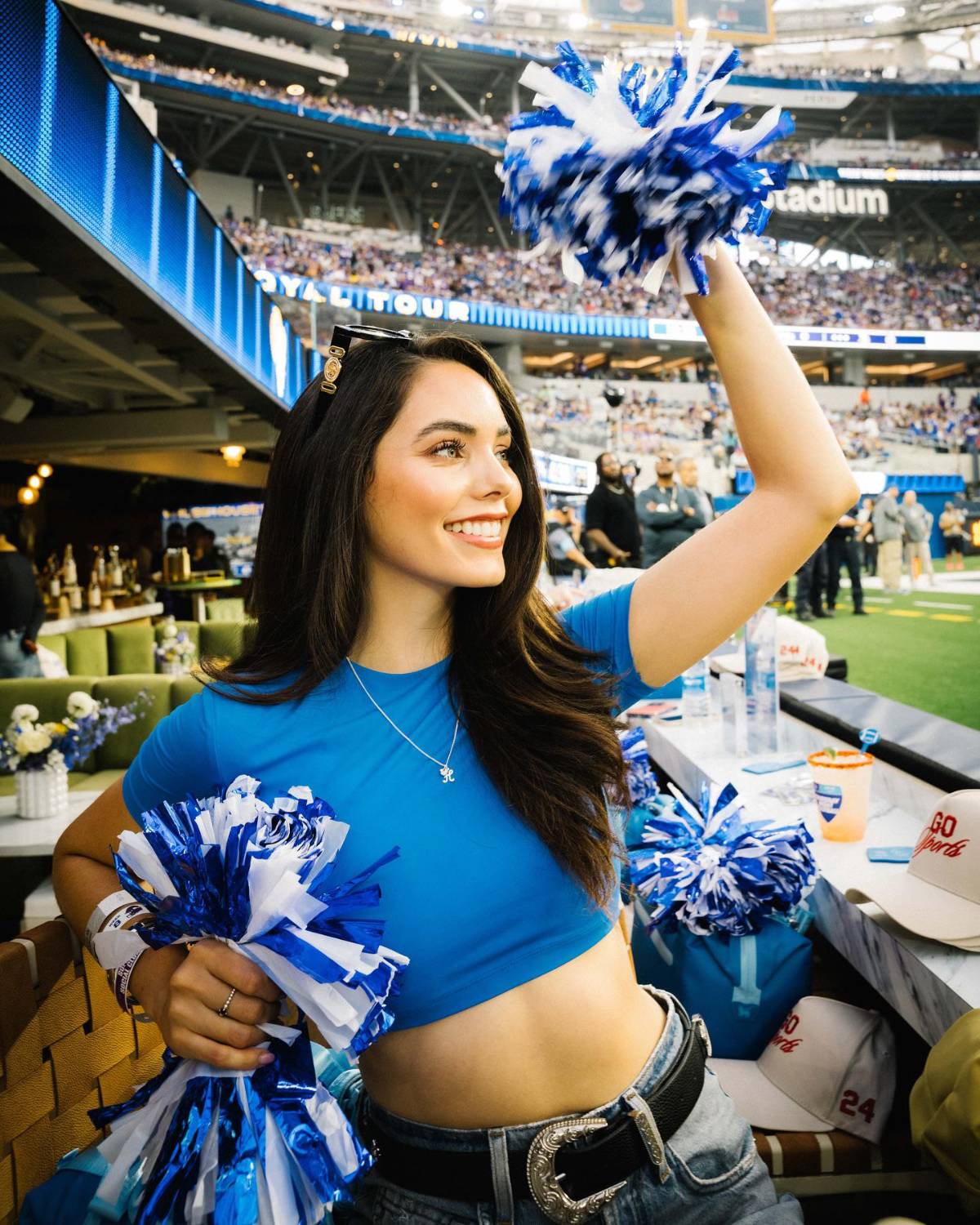 La Megan Fox hondureña que le robó el corazón a futbolista y lo sorprendió en pleno juego ¿A qué se dedica?