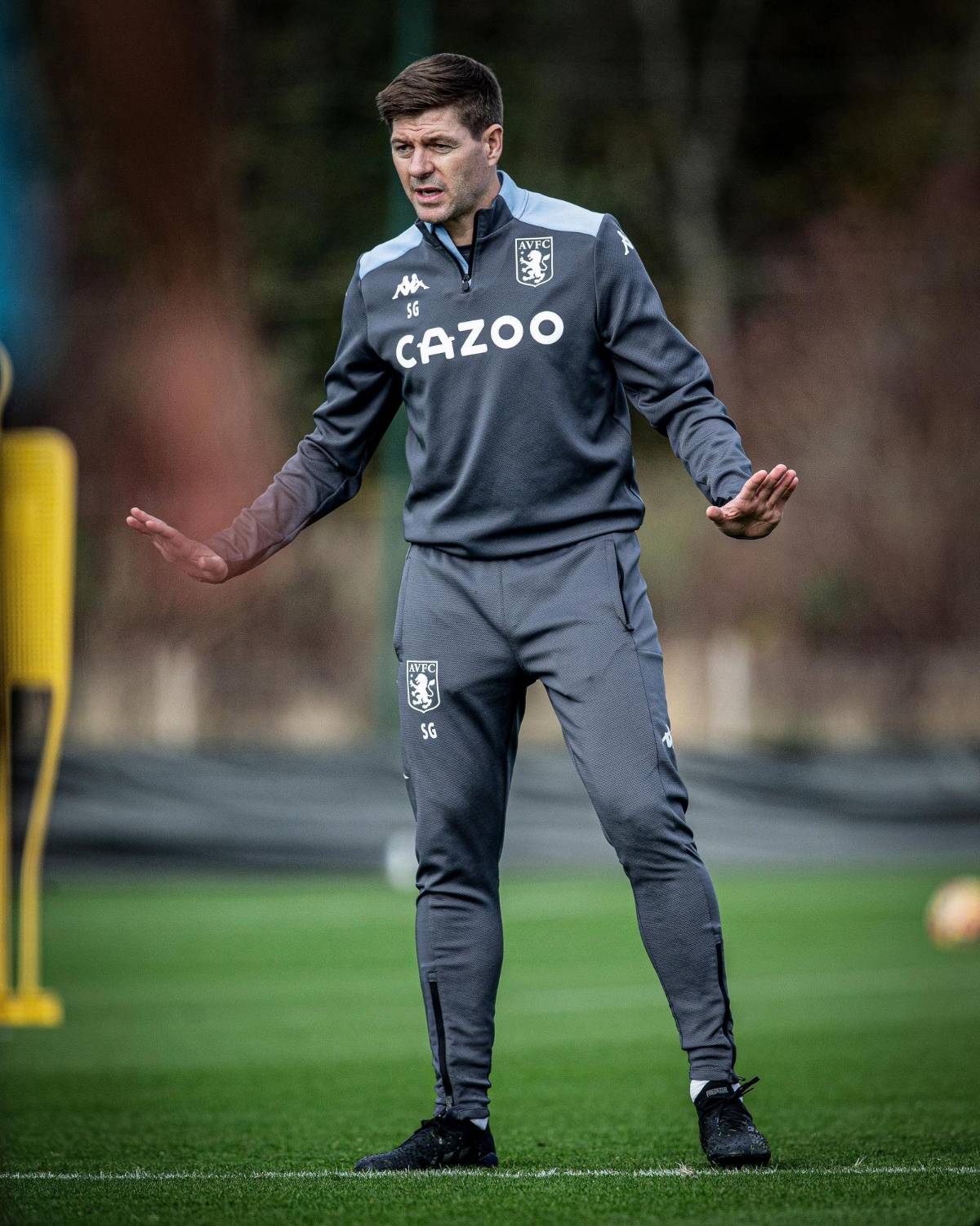 ¡Increíble! Las inusuales reglas de Steven Gerrard en el Aston Villa: Esto pasa si se va mal vestido ¿Y si le sacan tarjeta roja?