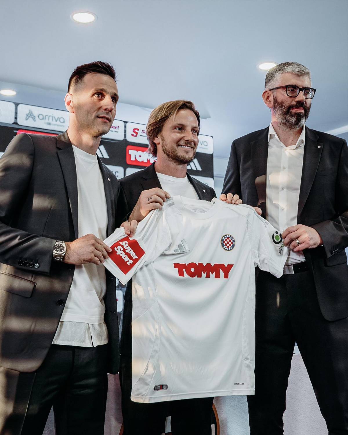 Rakitic se aburrió de Arabia Saudita y fue presentado por su nuevo equipo: brutal bienvenida para el croata