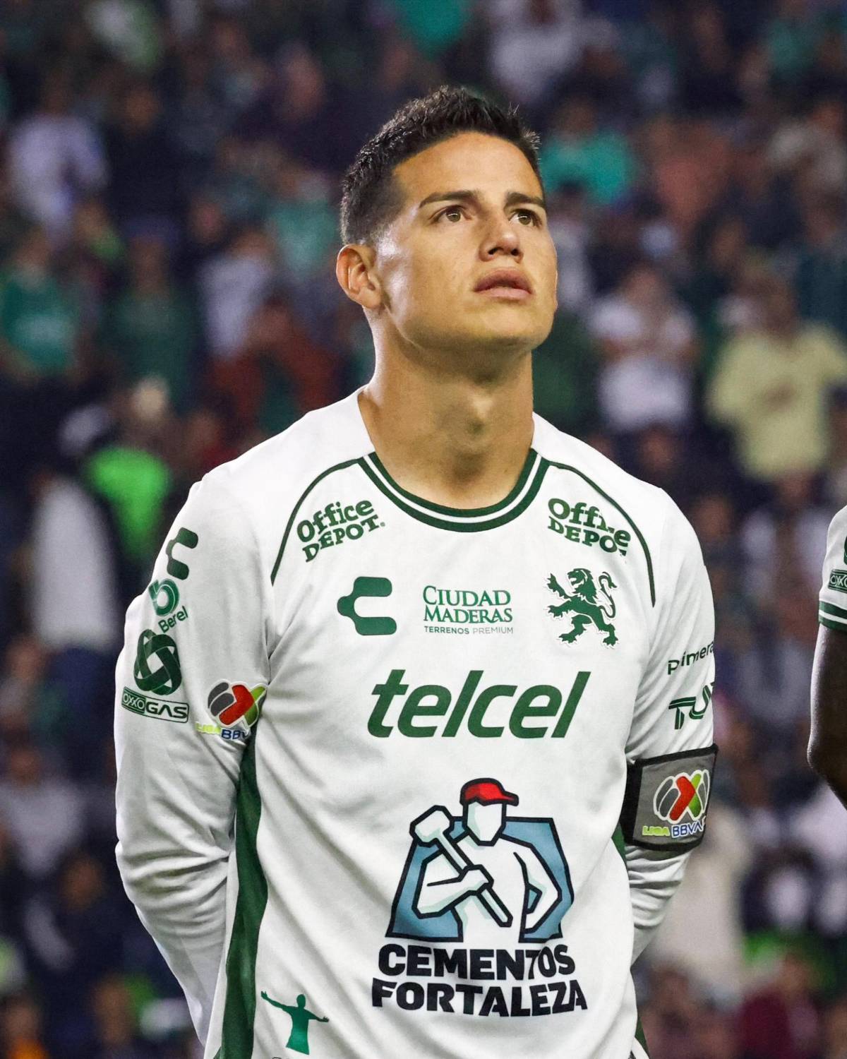 James Rodríguez sorprende con su nueva novia: 12 años menor y así fueron captados tras partido de León