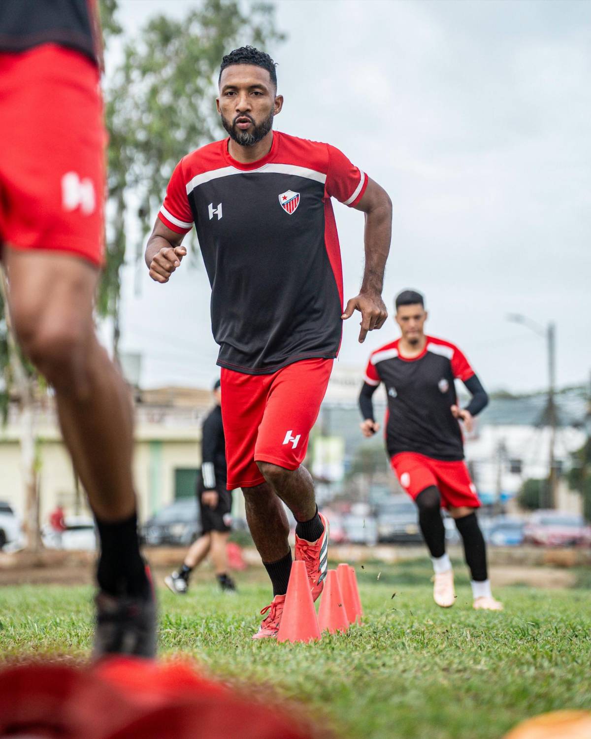 Hijo de Diego Vázquez sorprende entrenando con equipo de la Primera División