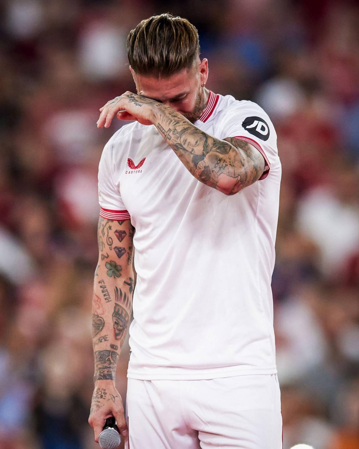 Así fue la emotiva presentación de Sergio Ramos con Sevilla: Sorpresivo mensaje de Modric, motivo de su llanto y Pilar Rubio deslumbra