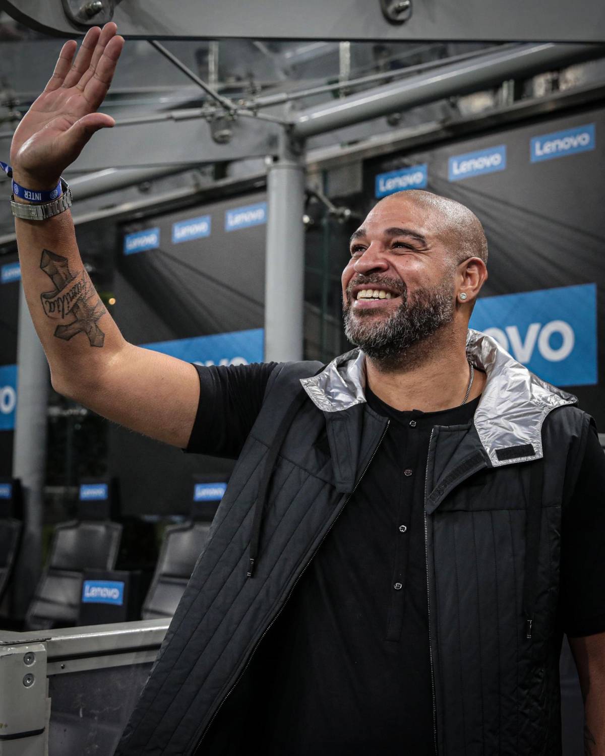 ¡Al borde de las lágrimas! Así fue el regreso de Adriano a Italia para ver el Inter vs Milan ¿Y esa chica?