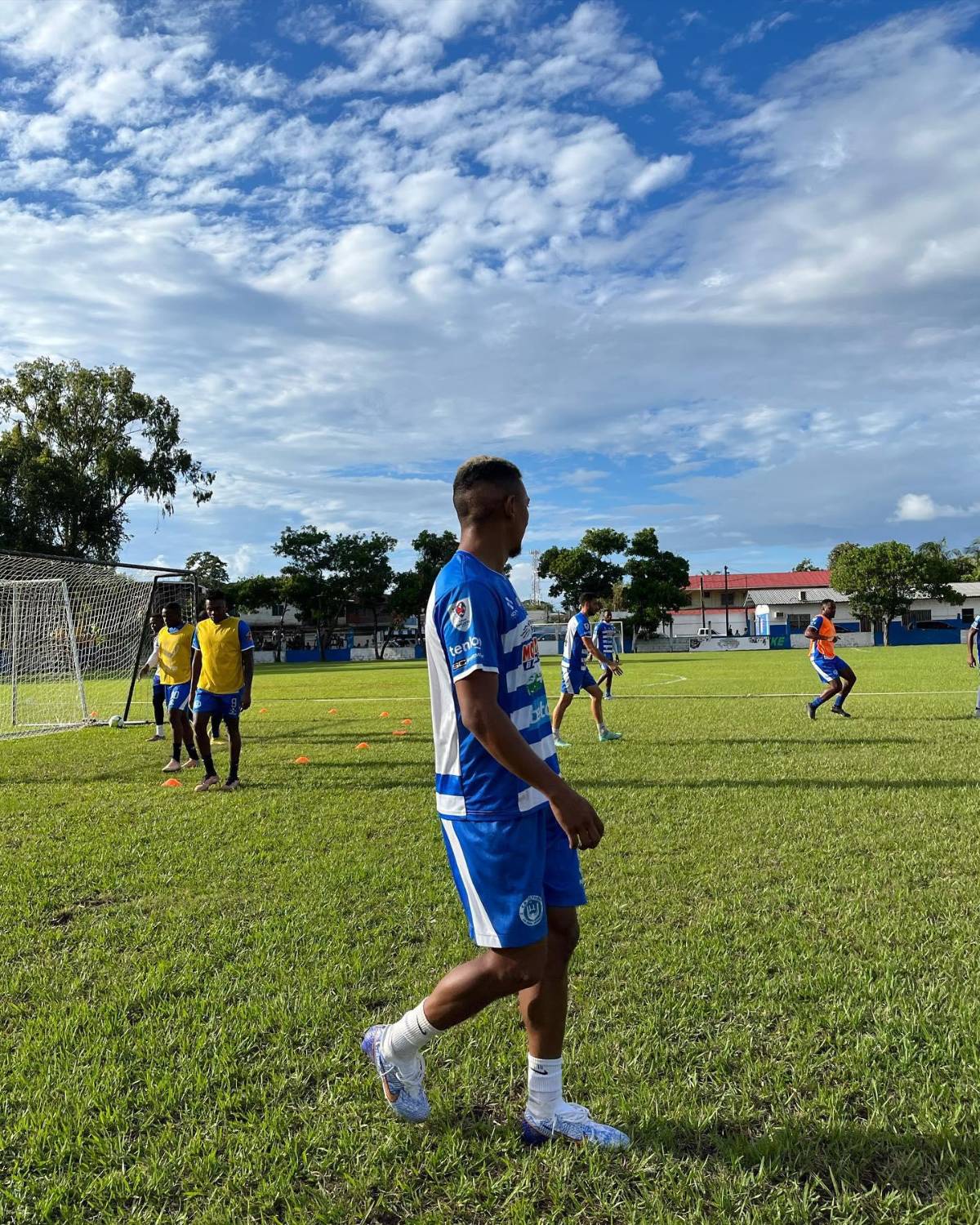 Fichajes Honduras: deja la fábrica y ficha en Primera, duro revés al Real España y la nueva “novia” de Alexy Vega