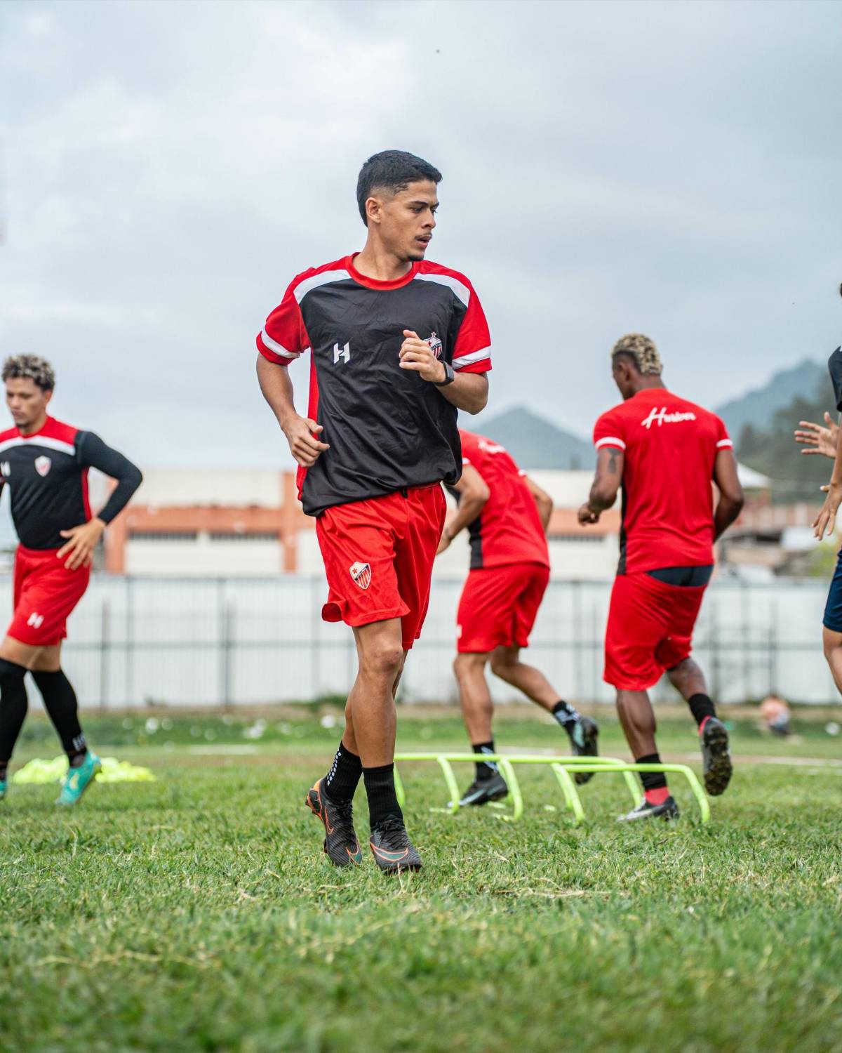 Hijo de Diego Vázquez sorprende entrenando con equipo de la Primera División