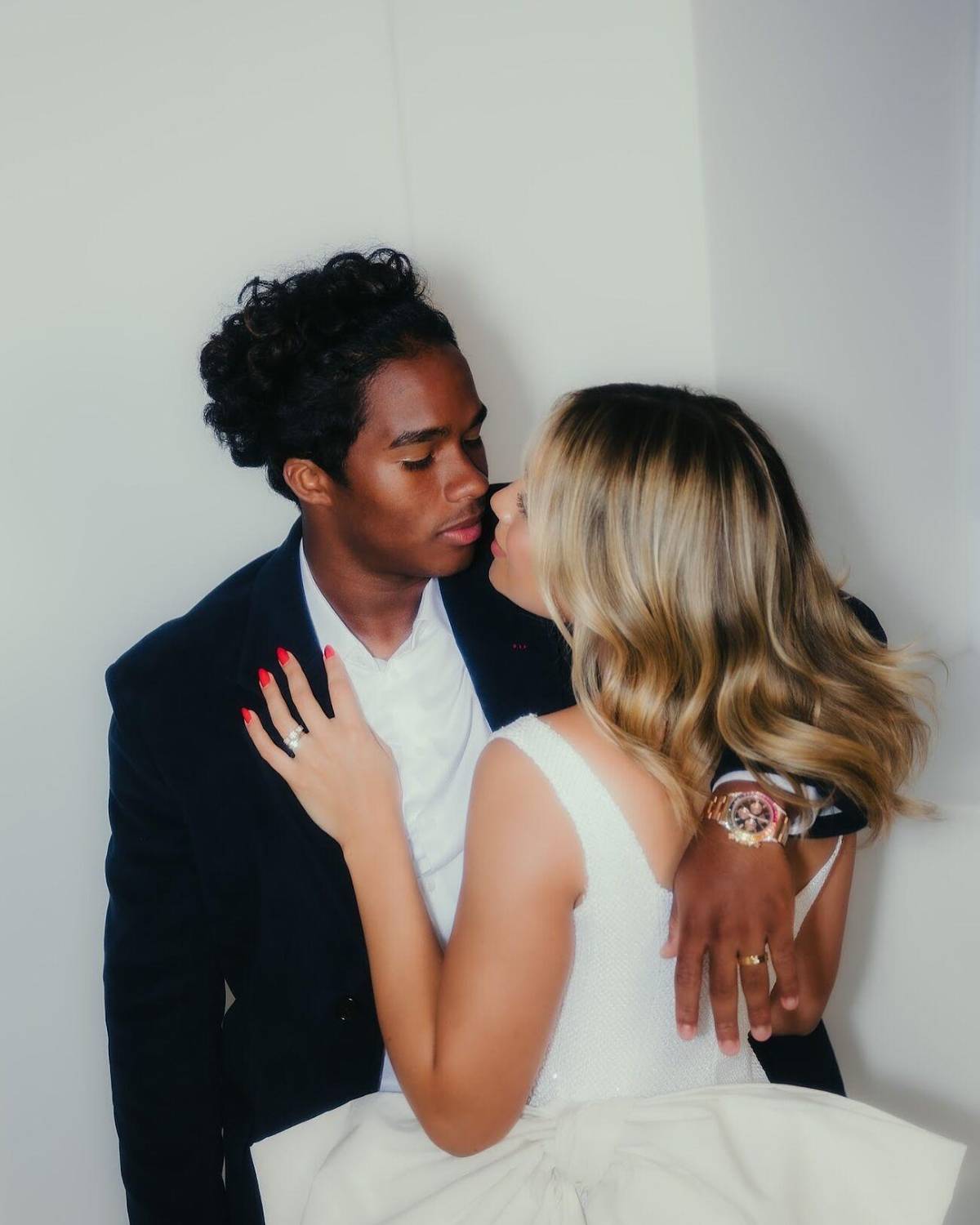 Endrick dio la sorpresa: se casó a con Gabriely Miranda a sus 18 años; las fotos de la feliz pareja