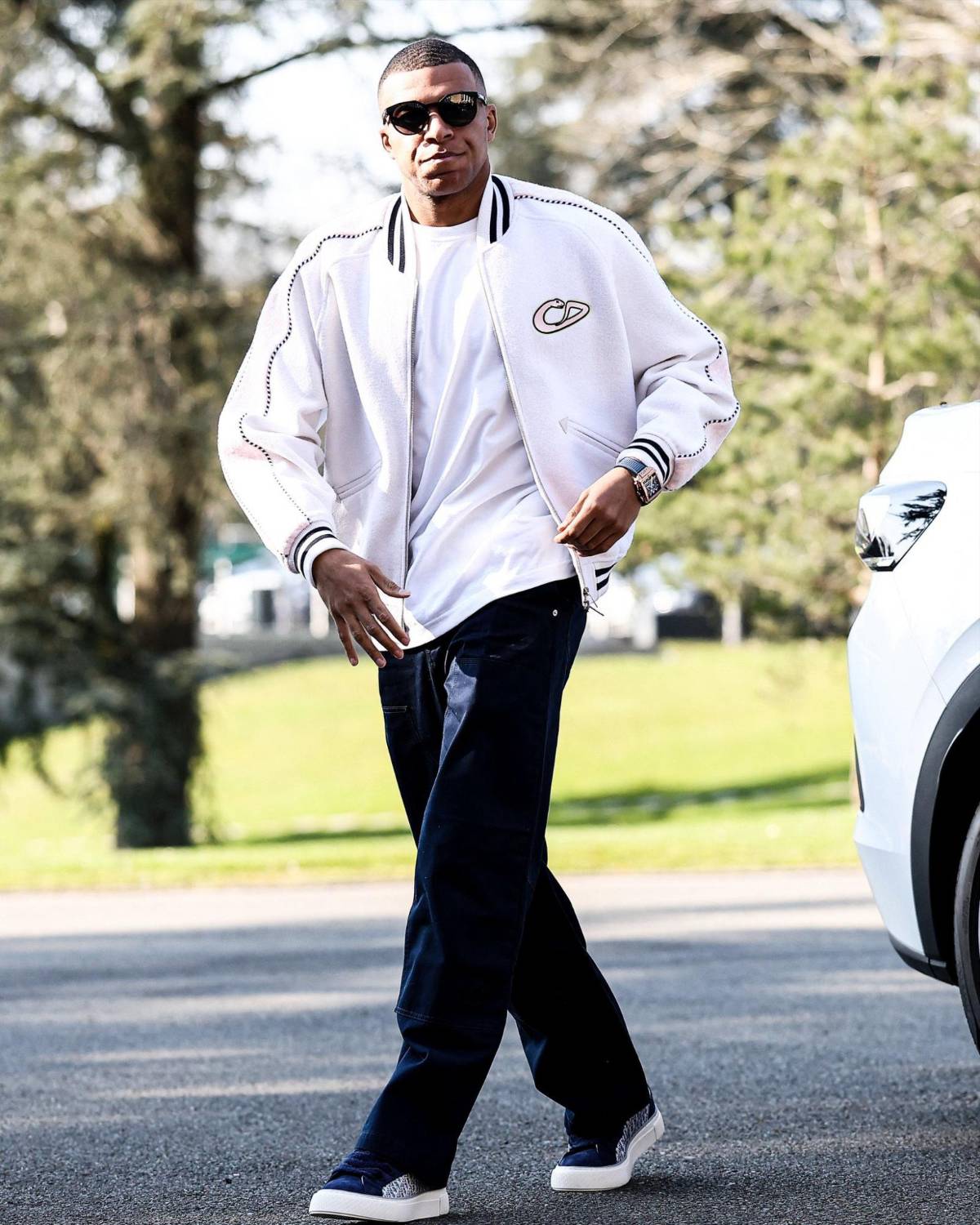 Los curiosos looks de los futbolistas de las selecciones por el mundo: ¿El peor vestido? Así llegó Koundé a Francia