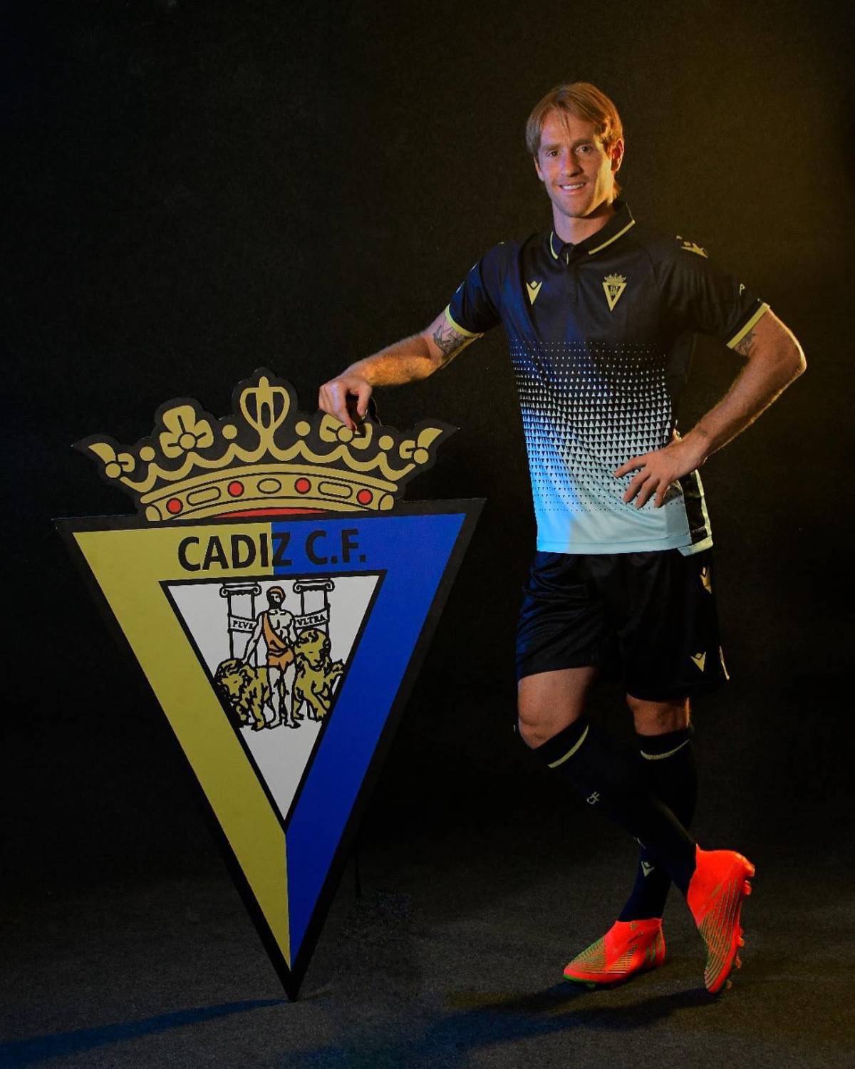 Con “Choco” Lozano de figura, el Cádiz lanza su nueva indumentaria para la presente temporada en LaLiga de España
