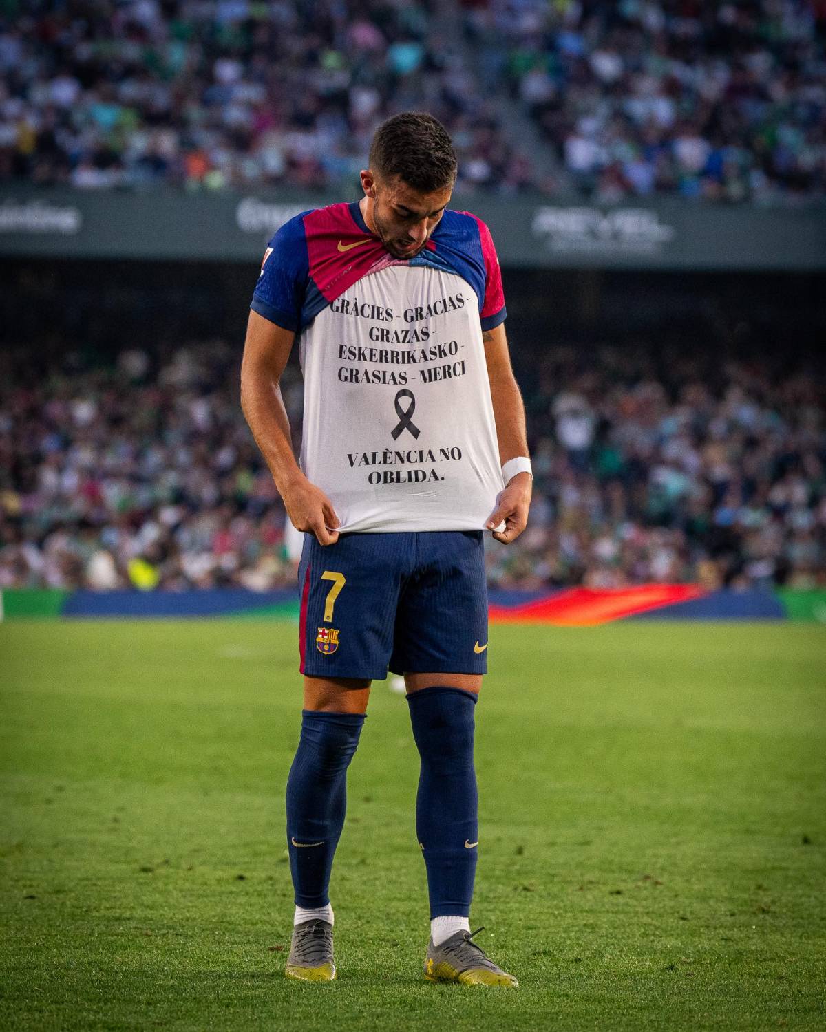 La roja que vio Flick y el jugador que perdió un diente en el Betis-Barcelona: “No le salía sangre y lo ha tirado”