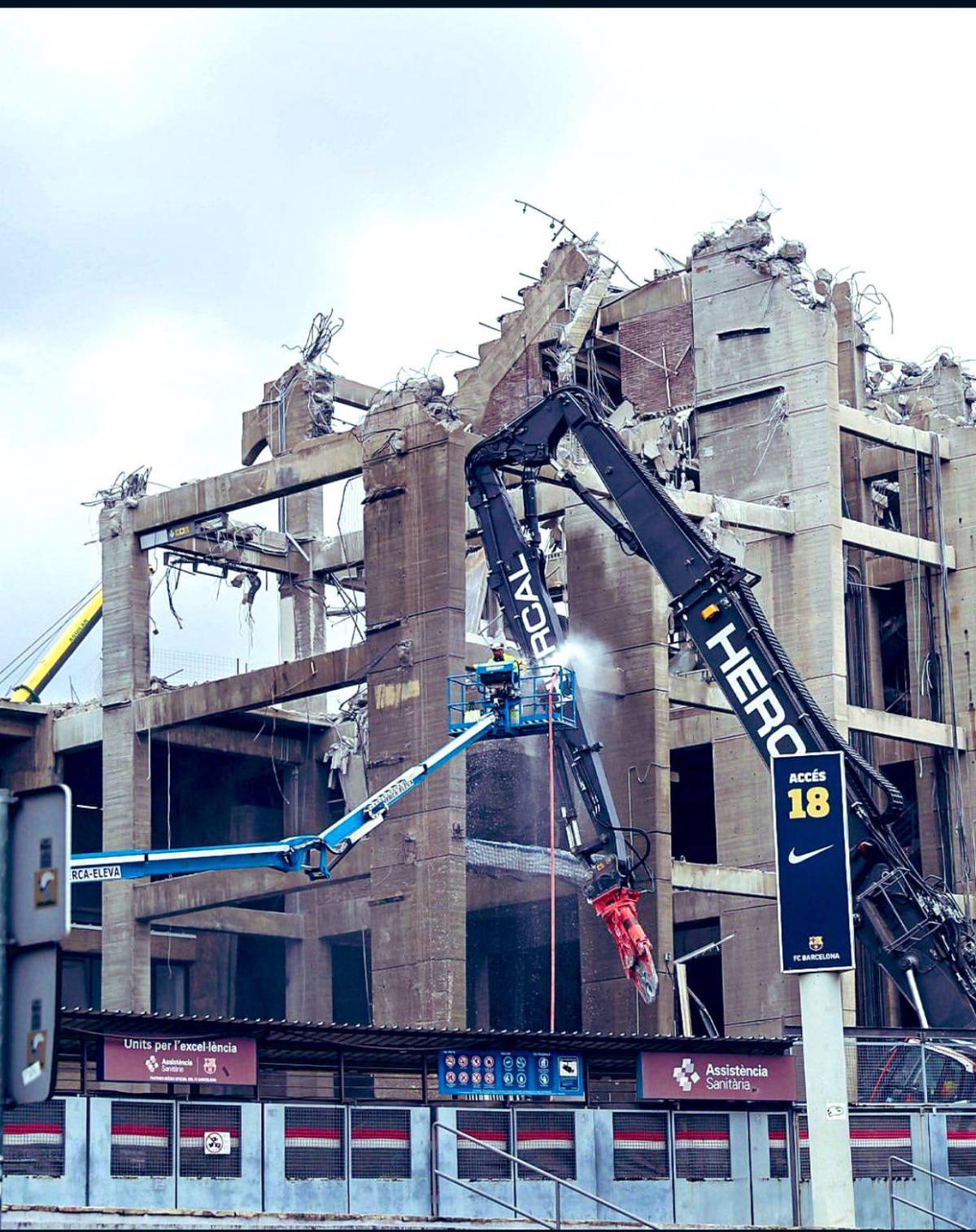 Así son las impactantes imágenes que deja la destrucción del Camp Nou, estadio del FC Barcelona