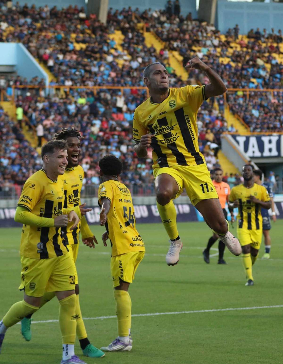 ¿Quién es la edecán que robó miradas? Familia Izaguirre sobresale y europeos no le quitan la mirada a los jugadores