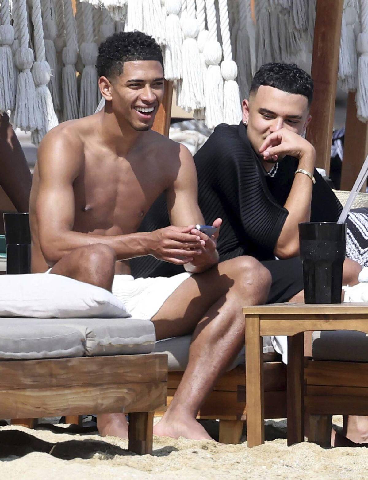 Bien acompañado: el nuevo fichaje del Real Madrid disfruta de las vacaciones en una famosa isla de Grecia